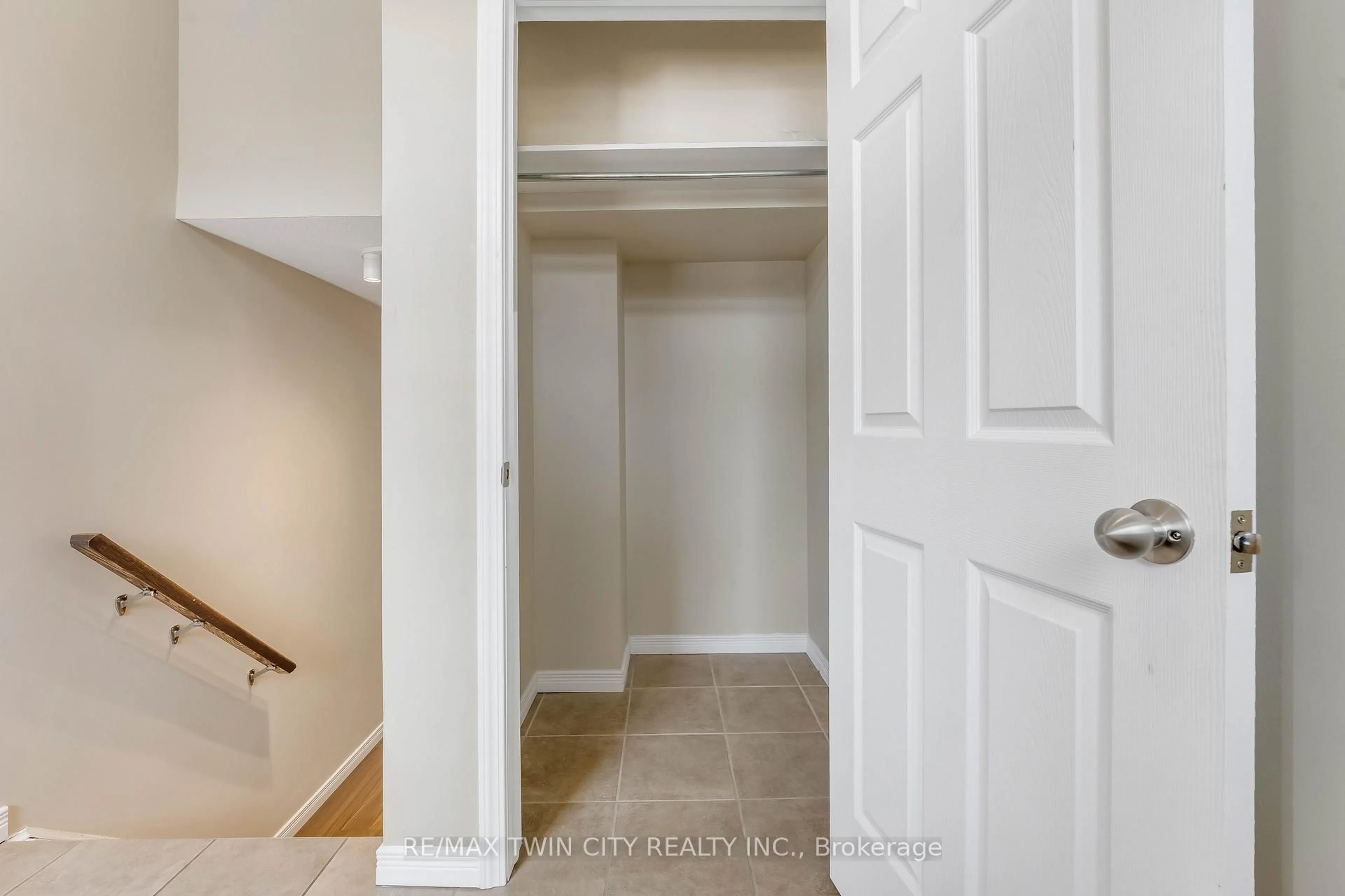 Indoor entryway for 931 Glasgow St #9A, Kitchener Ontario N2N 0B6