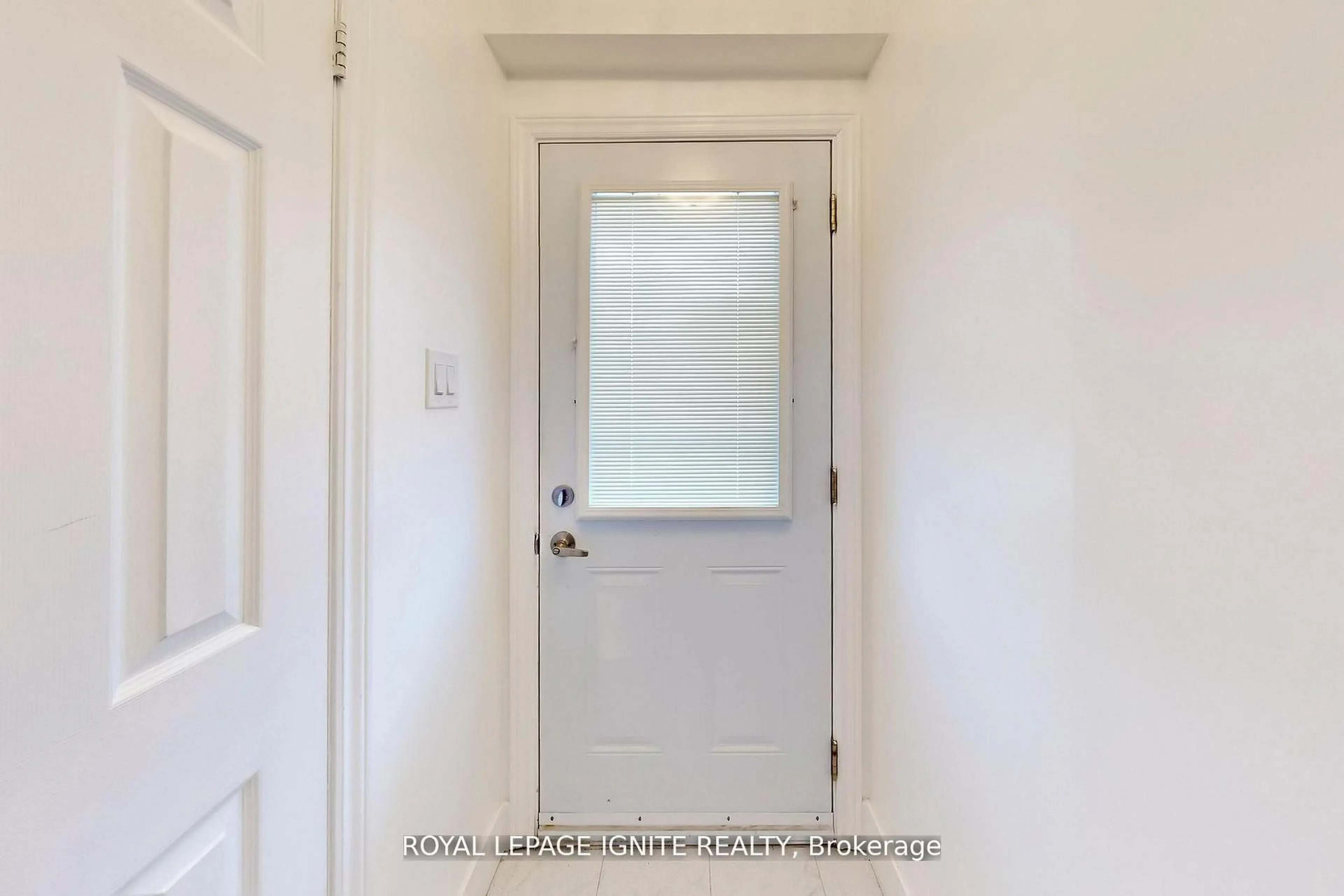 Indoor entryway for 230 Clarke Rd #26, London East Ontario N5W 5P5