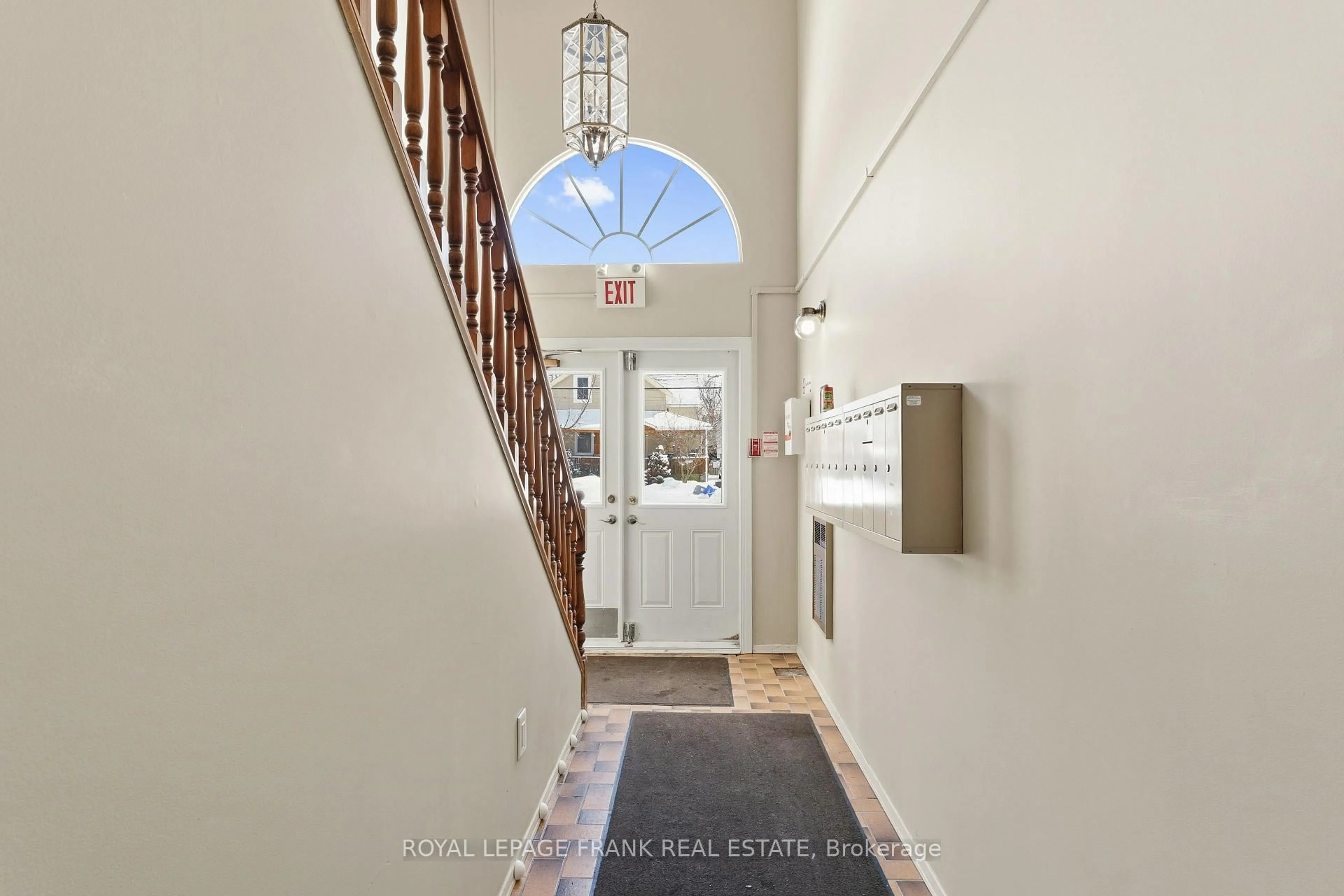 Indoor foyer for 15 Clifton St #102, Kawartha Lakes Ontario K0M 1N0