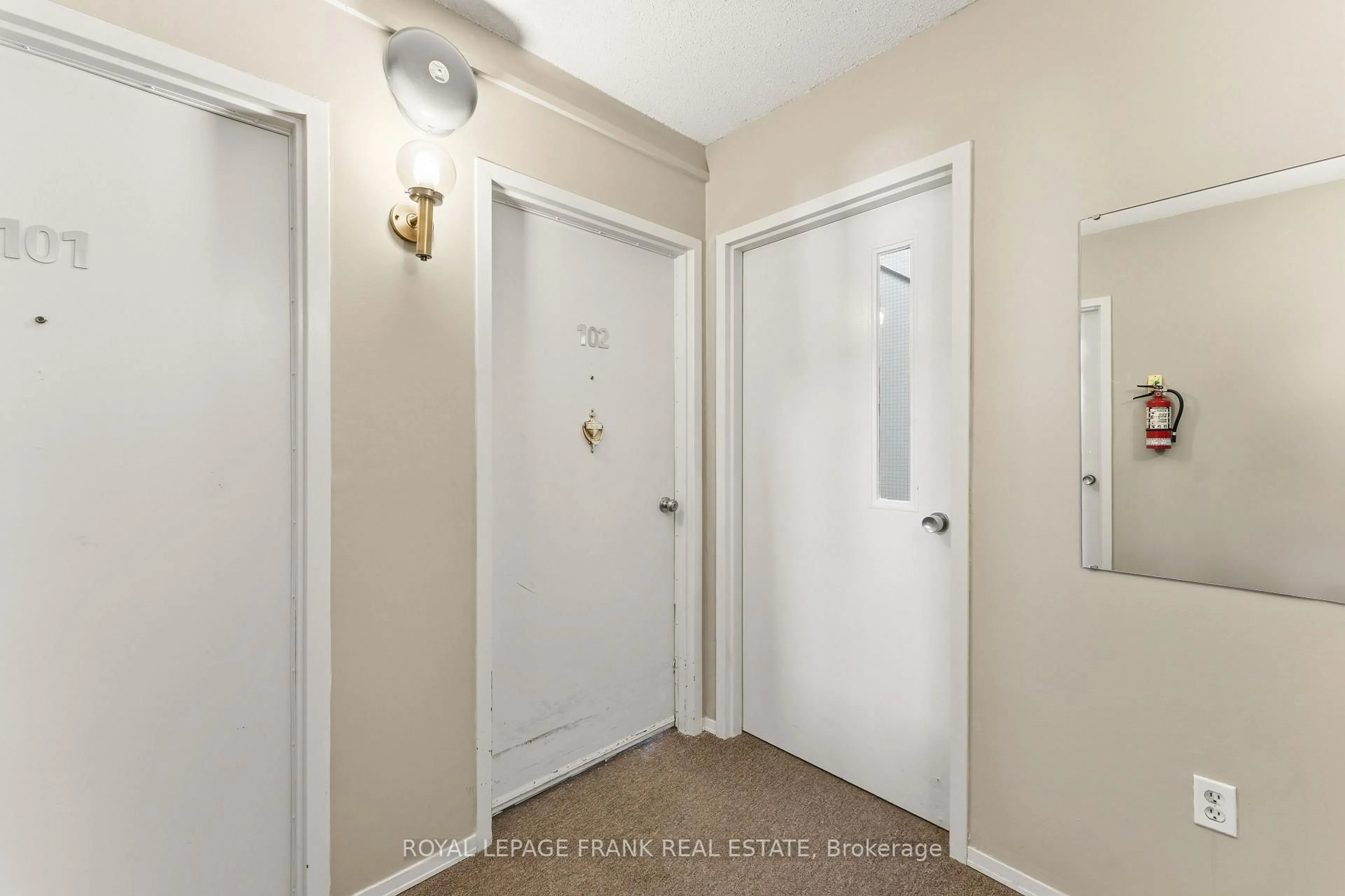 Indoor entryway for 15 Clifton St #102, Kawartha Lakes Ontario K0M 1N0