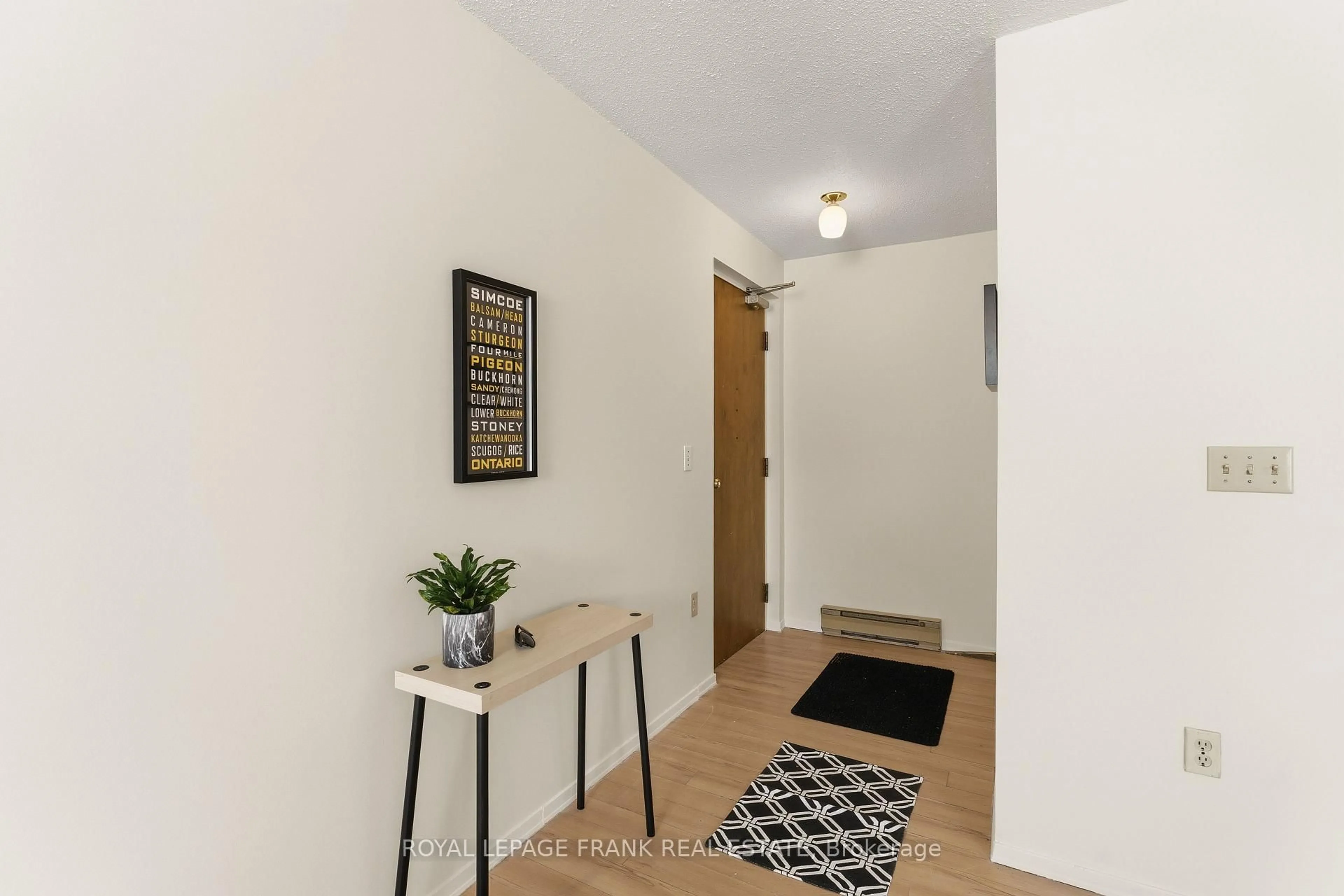 Indoor entryway for 15 Clifton St #102, Kawartha Lakes Ontario K0M 1N0
