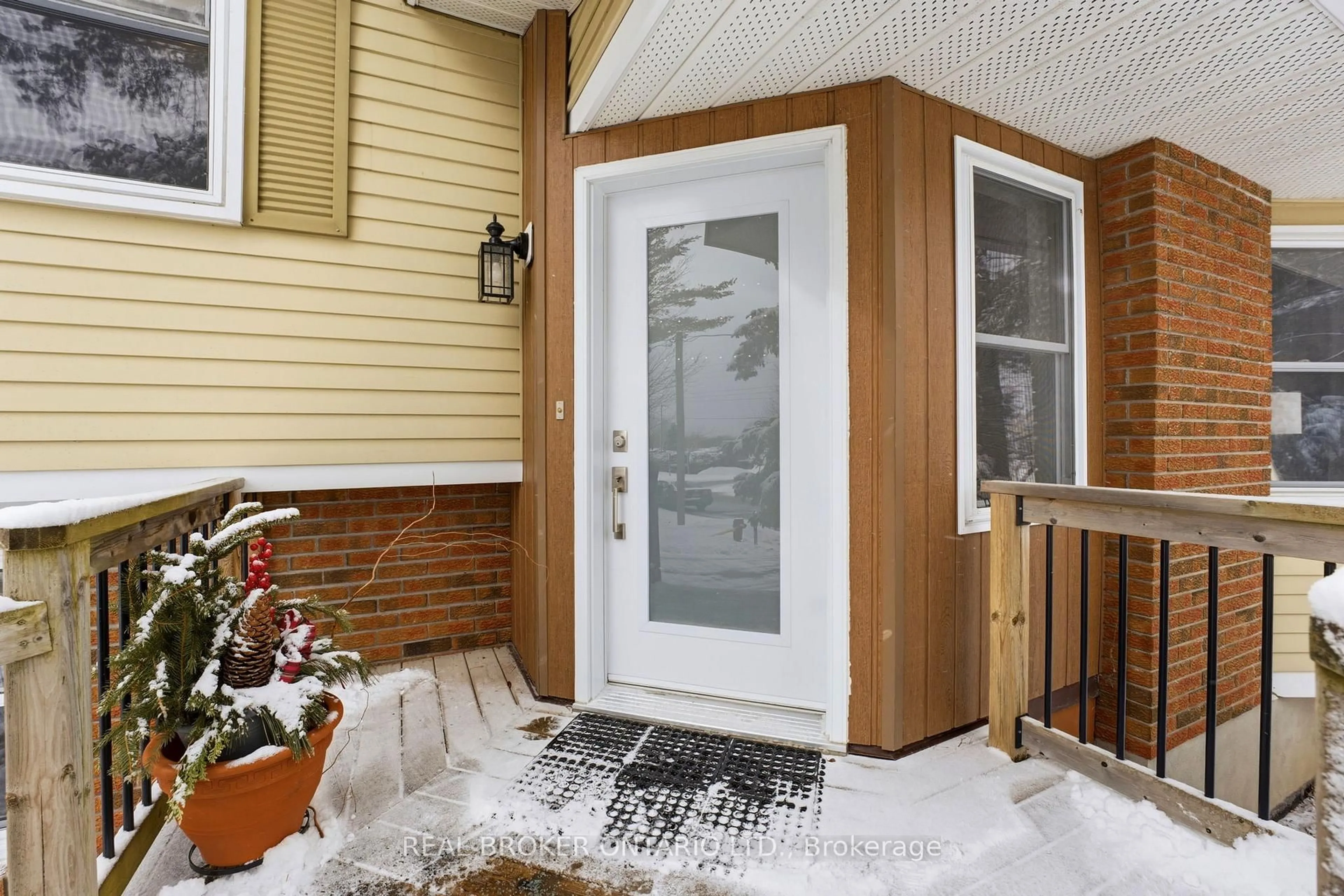 Indoor entryway for 392 Country St, Almonte Ontario K0A 1A0