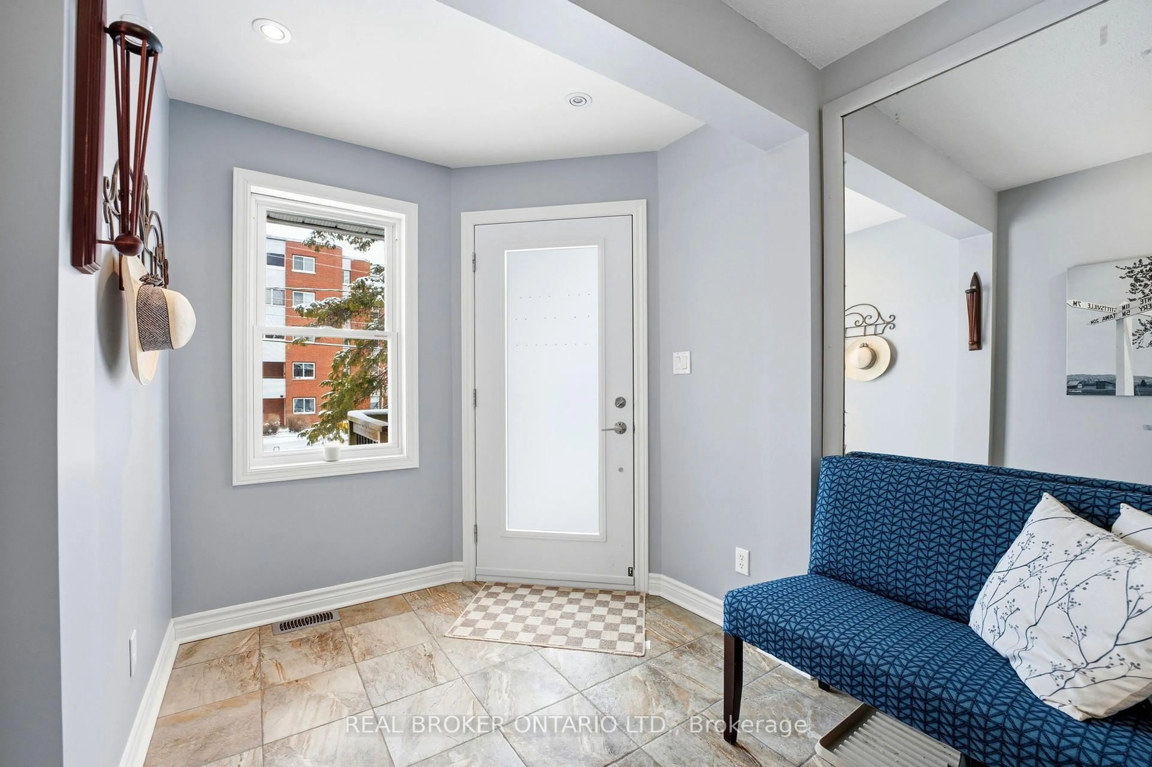 Indoor entryway for 392 Country St, Almonte Ontario K0A 1A0