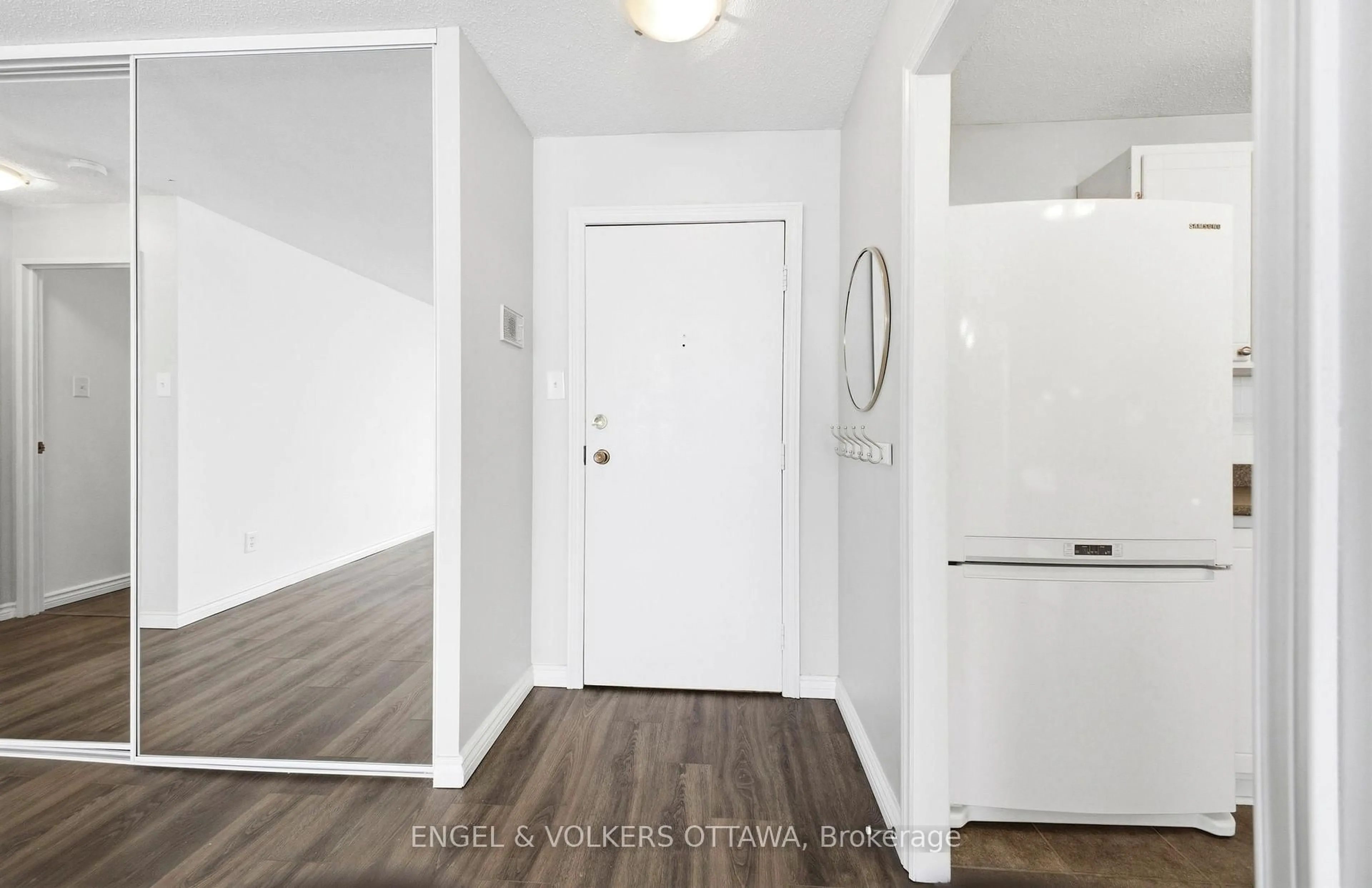 Indoor entryway for 665 Bathgate Dr #2113, Ottawa Ontario K1K 3Y4