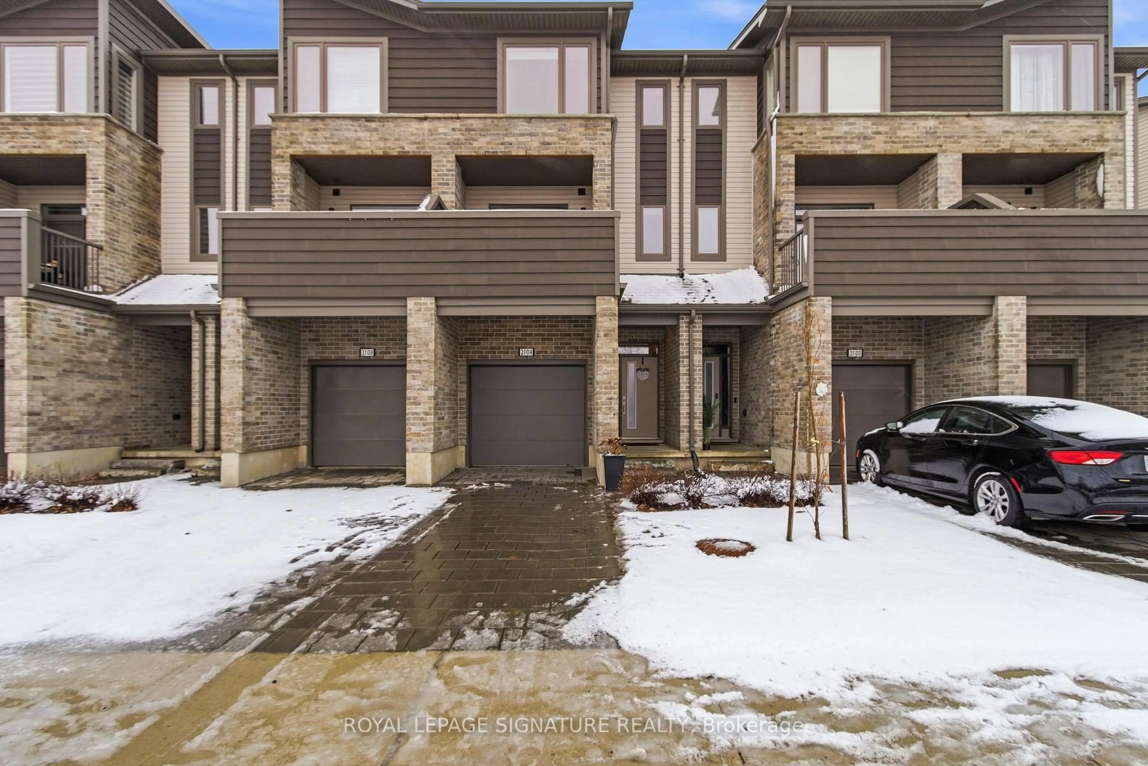 A pic from outside/outdoor area/front of a property/back of a property/a pic from drone, street for 2104 Meadowgate Blvd, London South Ontario N6M 0H5