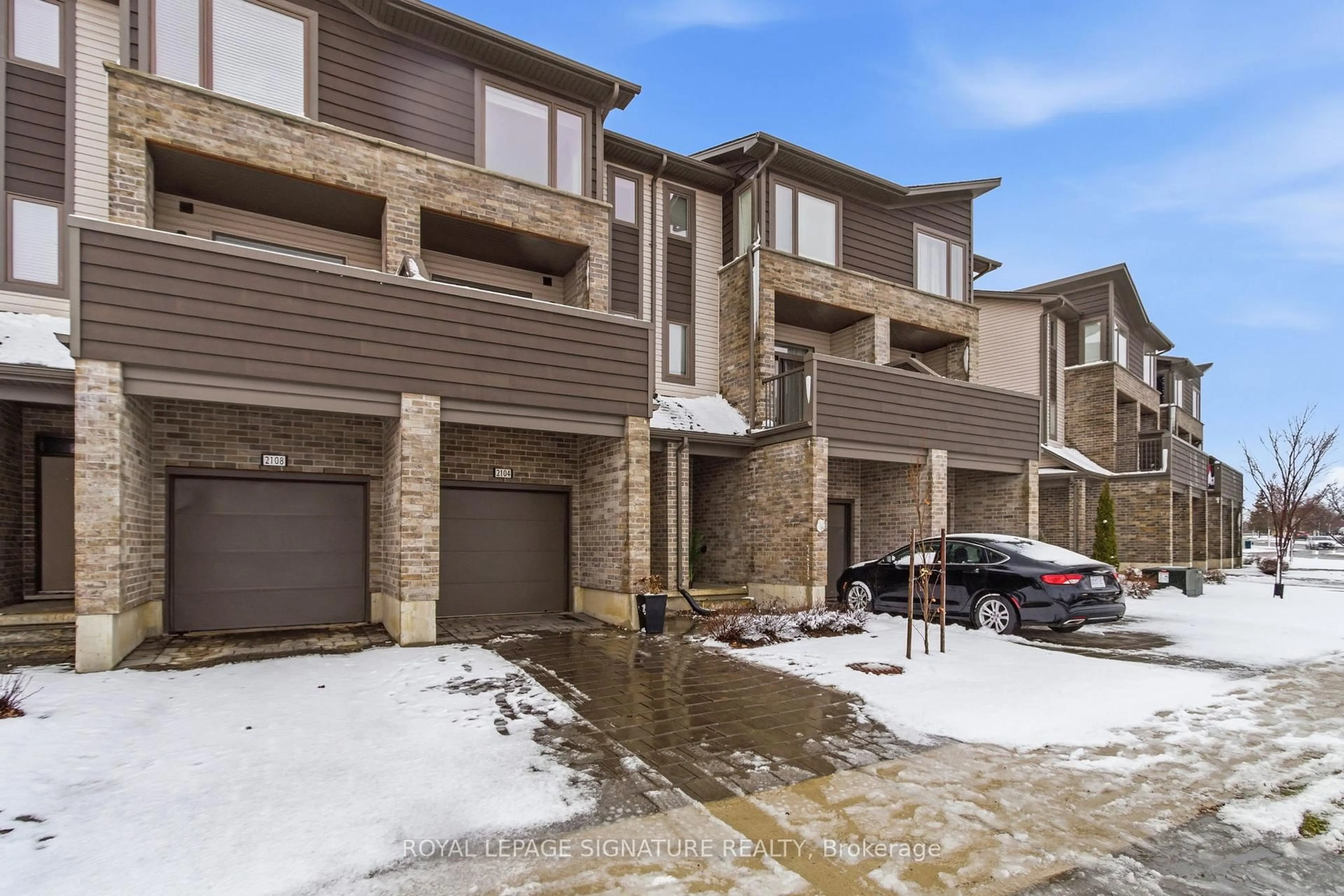 A pic from outside/outdoor area/front of a property/back of a property/a pic from drone, street for 2104 Meadowgate Blvd, London South Ontario N6M 0H5