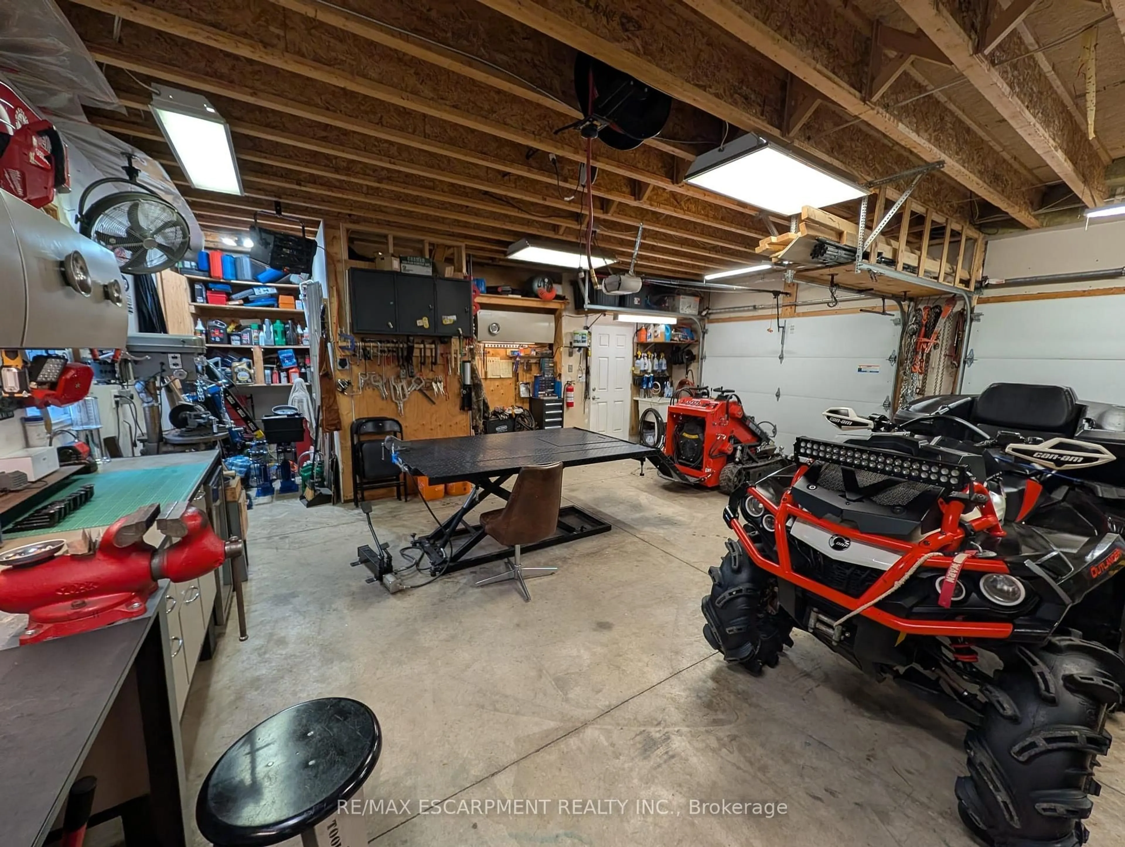 Indoor garage for 303 Canborough St, West Lincoln Ontario L0R 2A0