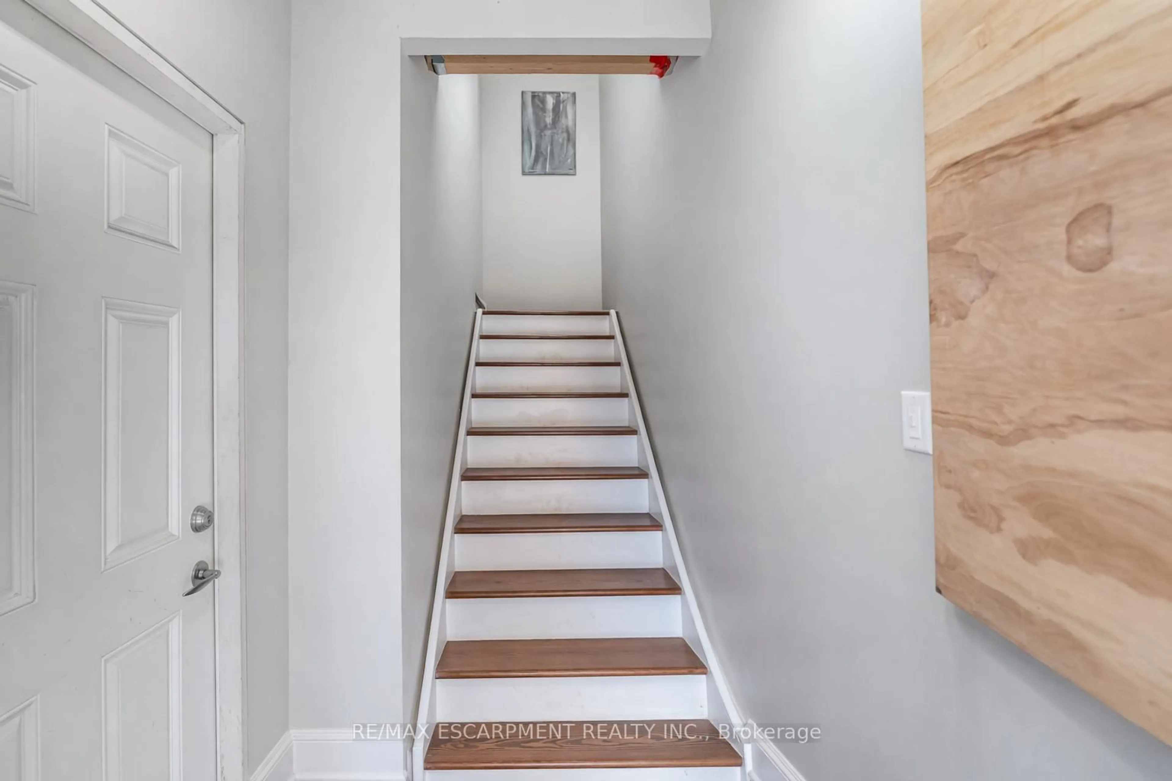 Stairs for 303 Canborough St, West Lincoln Ontario L0R 2A0