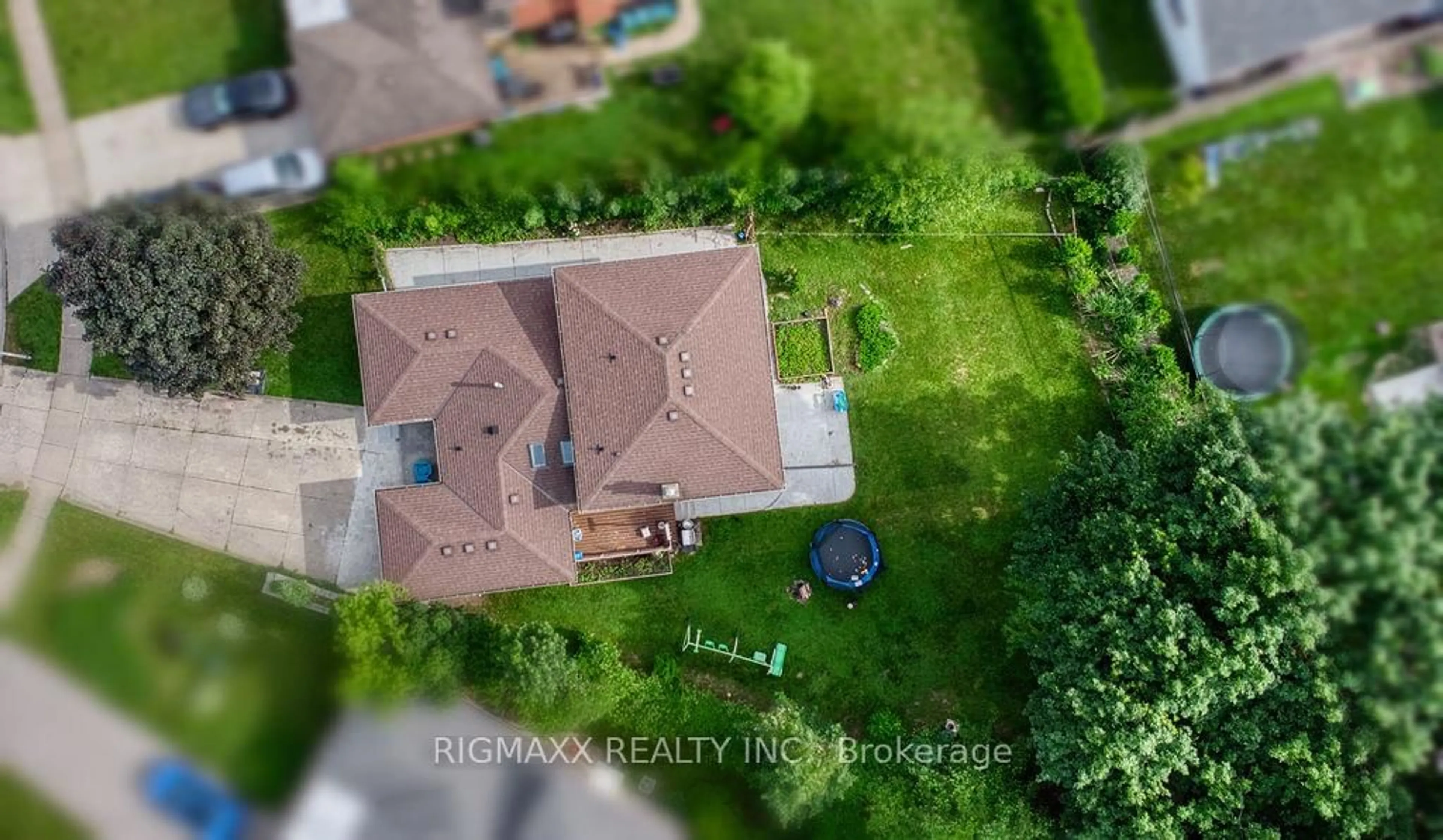A pic from outside/outdoor area/front of a property/back of a property/a pic from drone, unknown for 280 Regal Dr, London East Ontario N5Y 4Z9