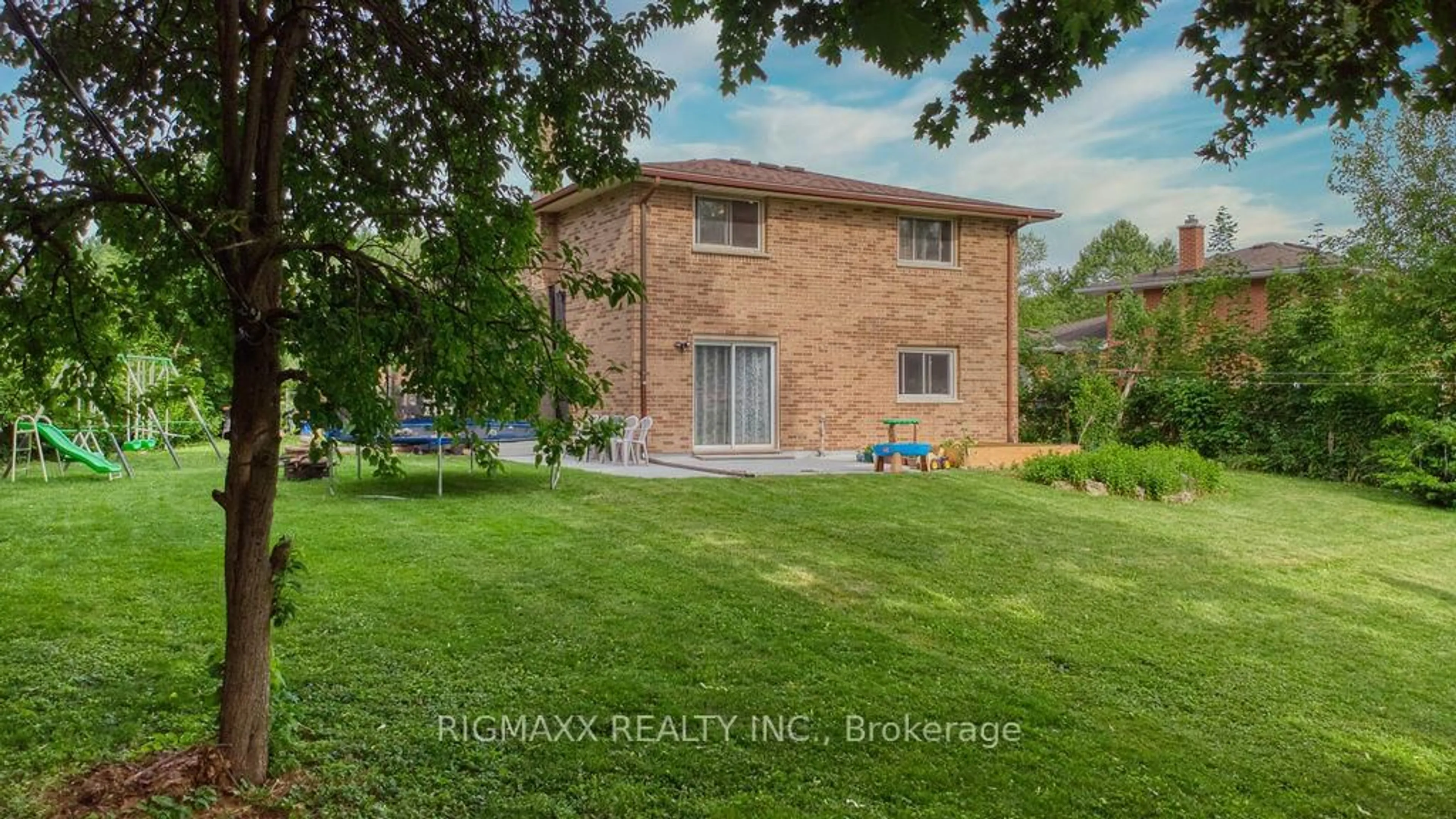 A pic from outside/outdoor area/front of a property/back of a property/a pic from drone, building for 280 Regal Dr, London East Ontario N5Y 4Z9