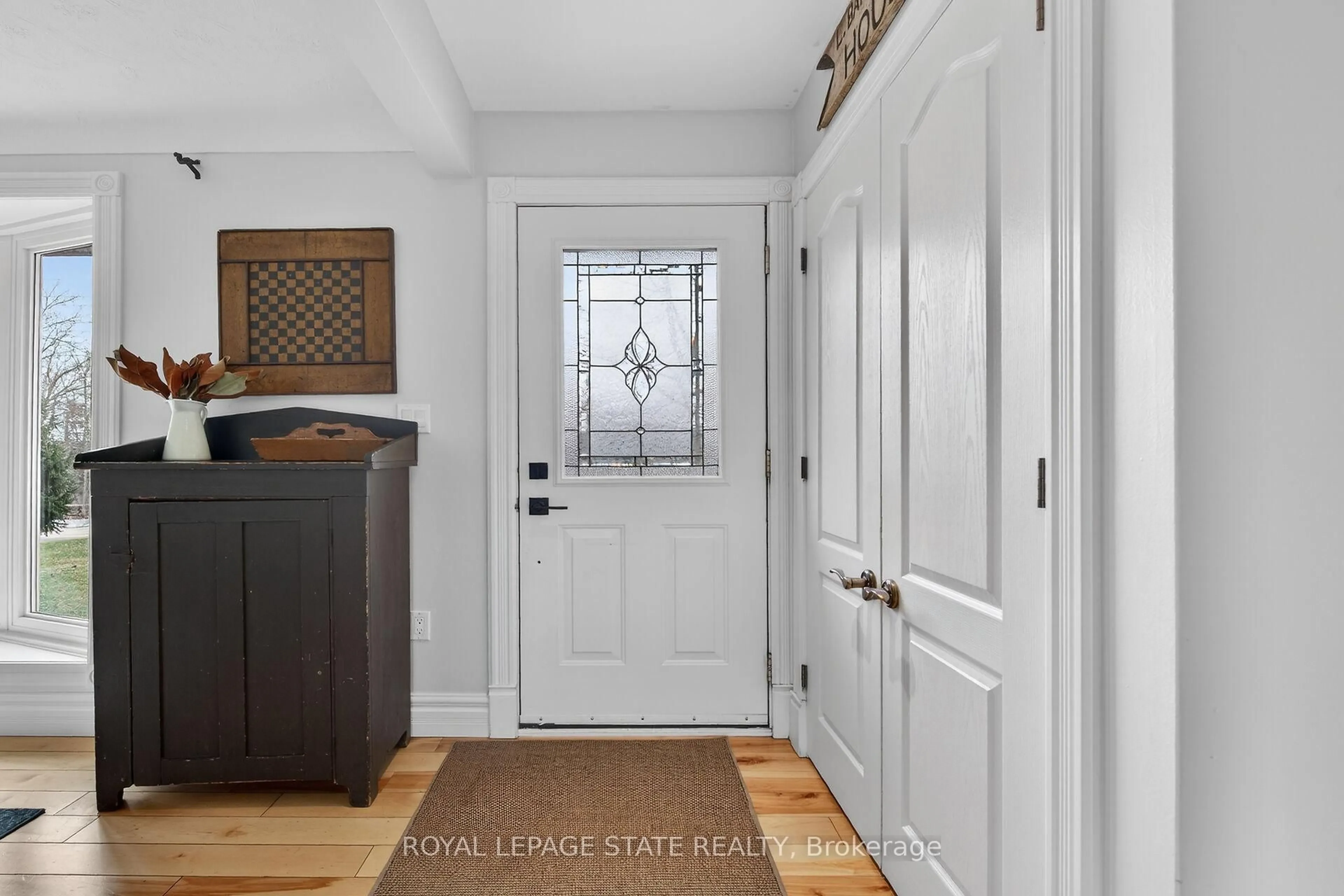 Indoor entryway for 847 Governors Rd, Hamilton Ontario L9H 5E3