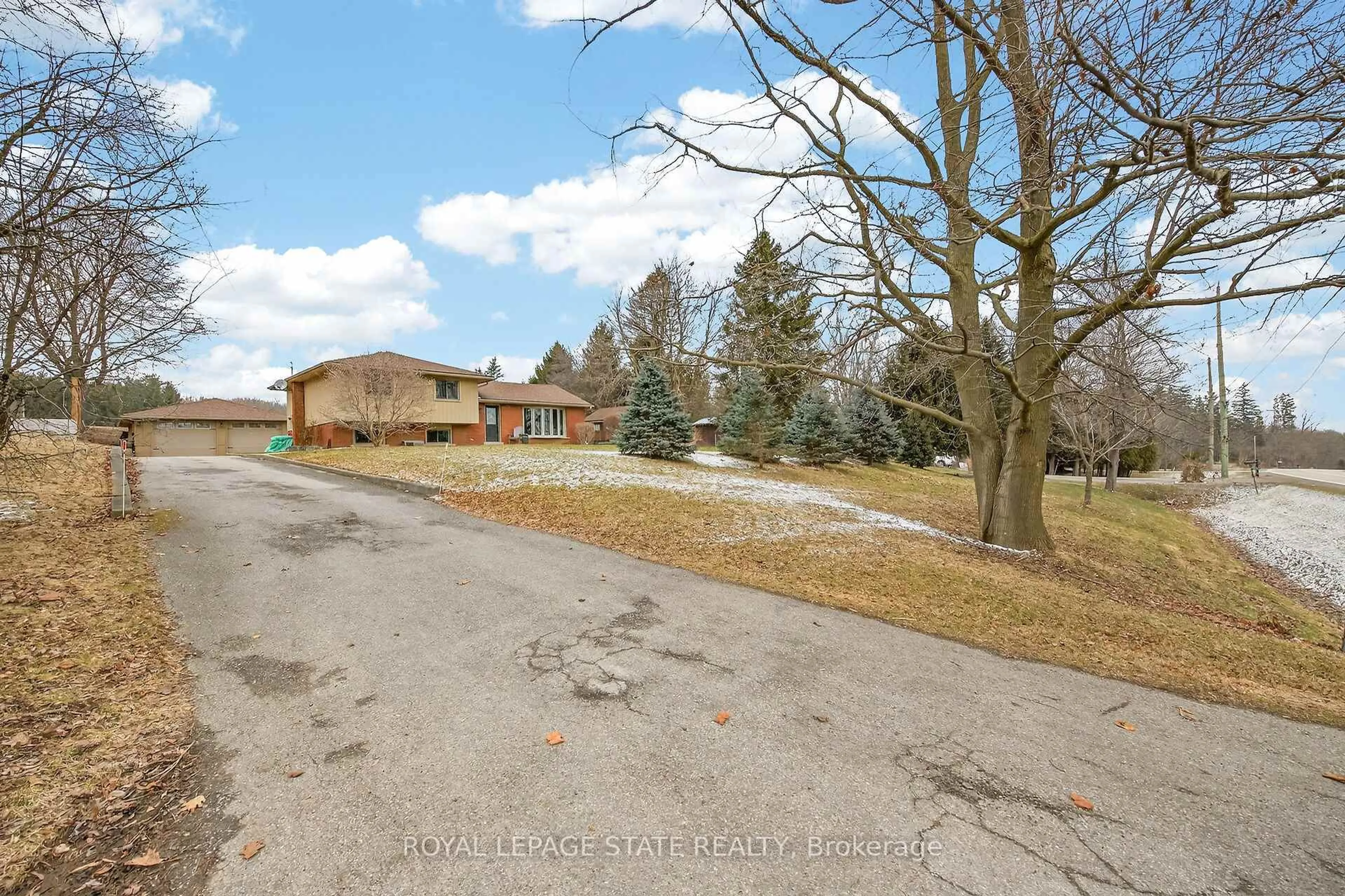 A pic from outside/outdoor area/front of a property/back of a property/a pic from drone, street for 847 Governors Rd, Hamilton Ontario L9H 5E3