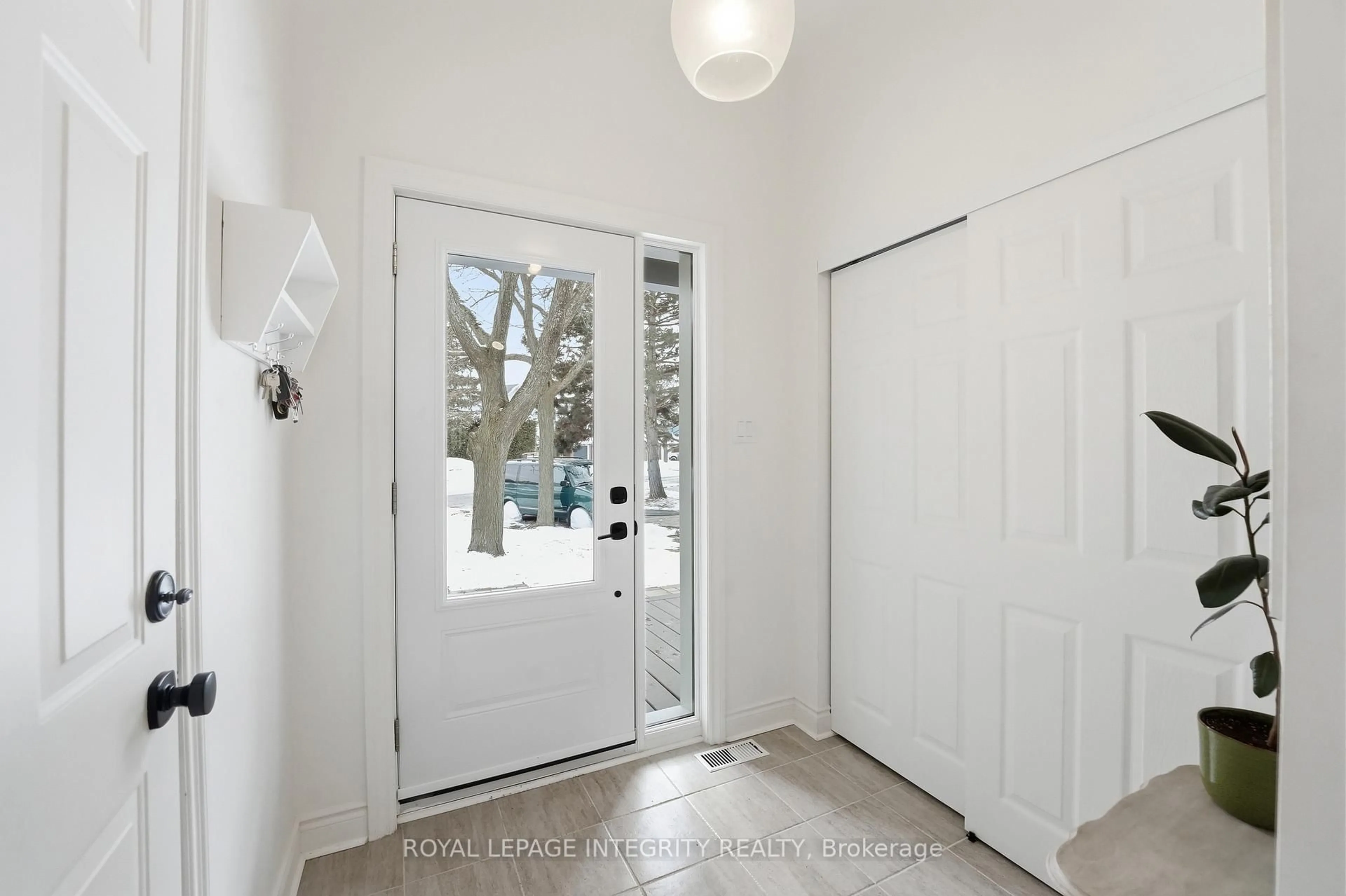 Indoor entryway for 727 Hancock Cres, Orleans Ontario K4A 3M9