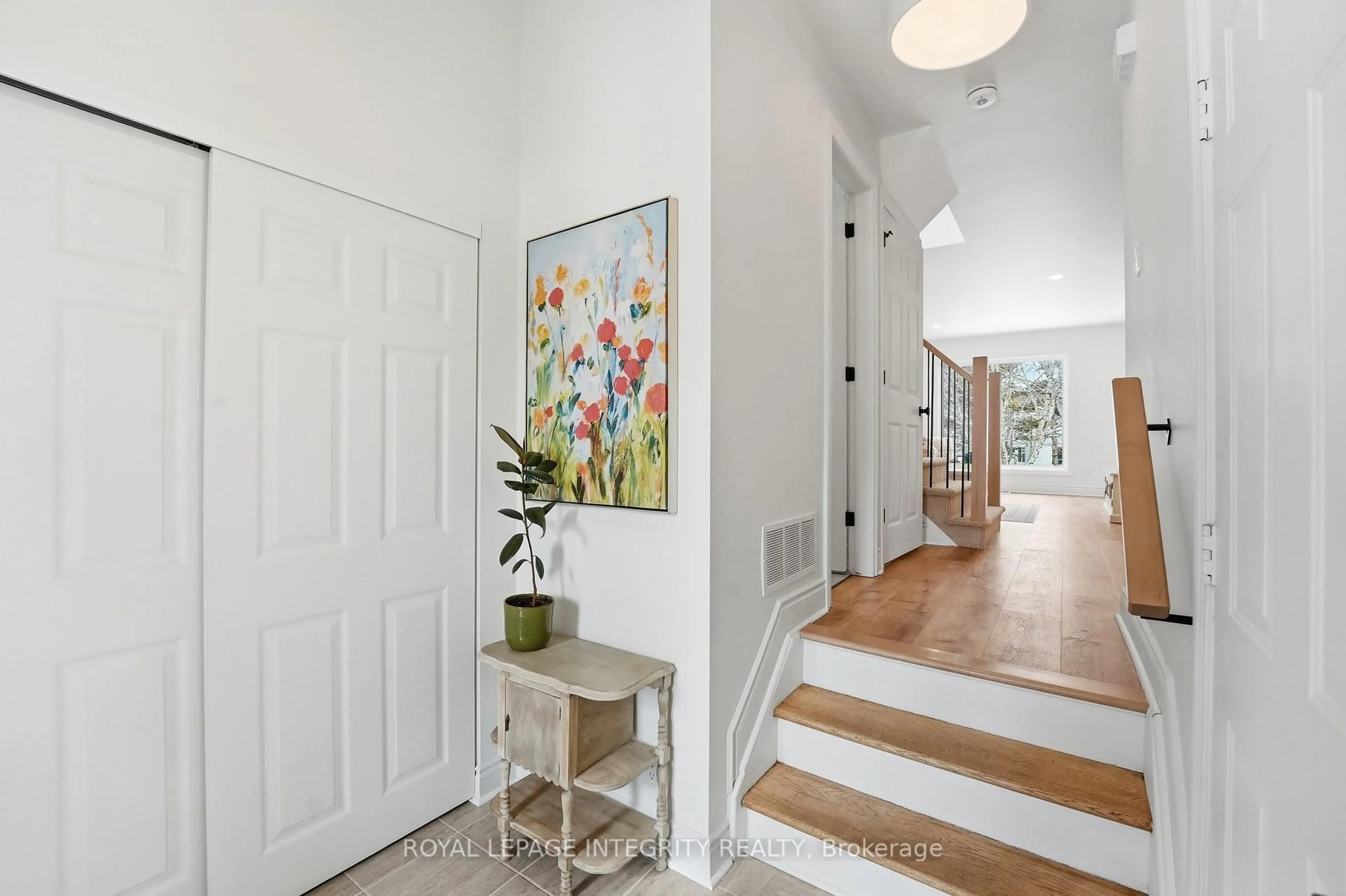 Indoor entryway for 727 Hancock Cres, Orleans Ontario K4A 3M9