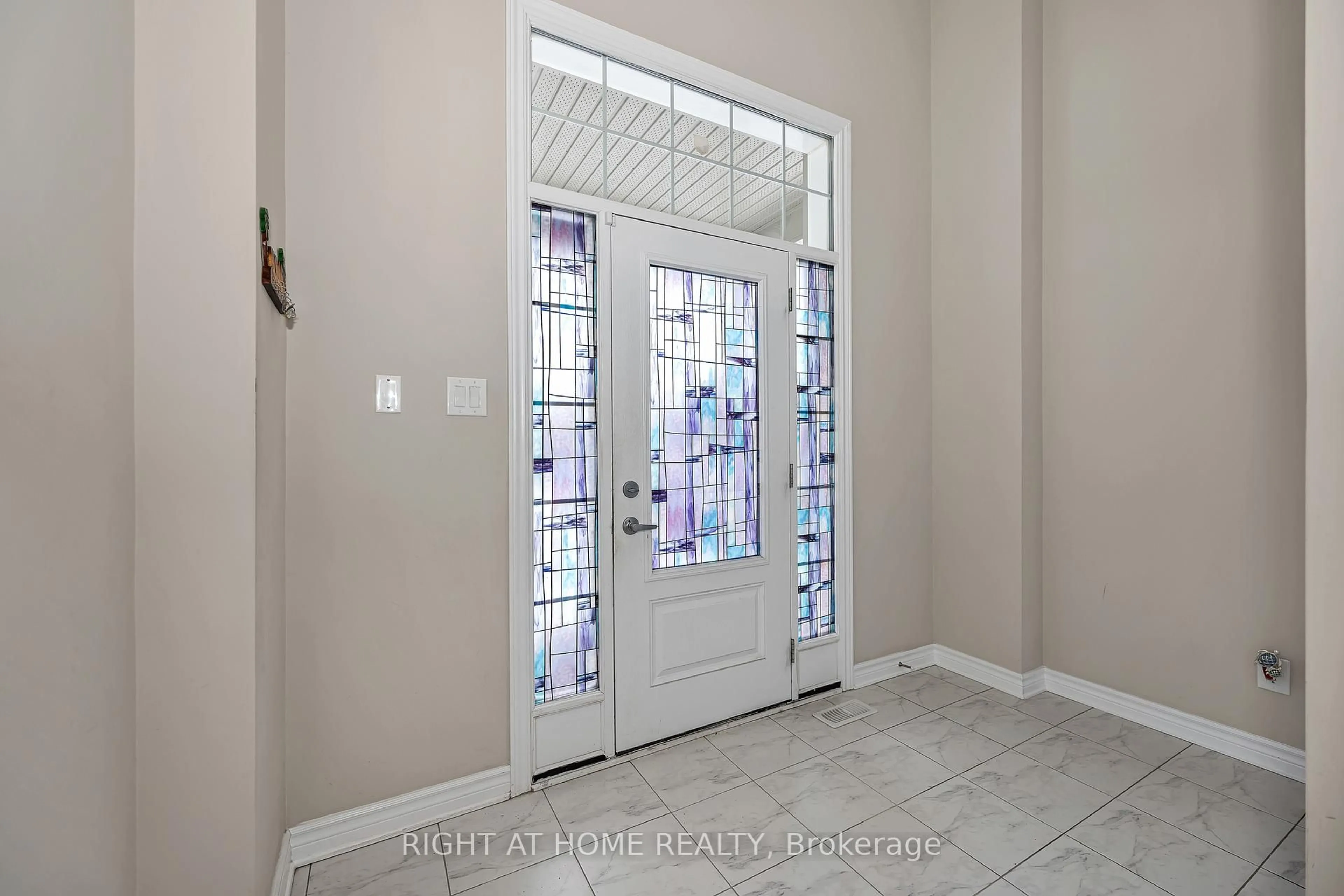 Indoor entryway for 50 Boddington St, Ottawa Ontario K2C 3H2