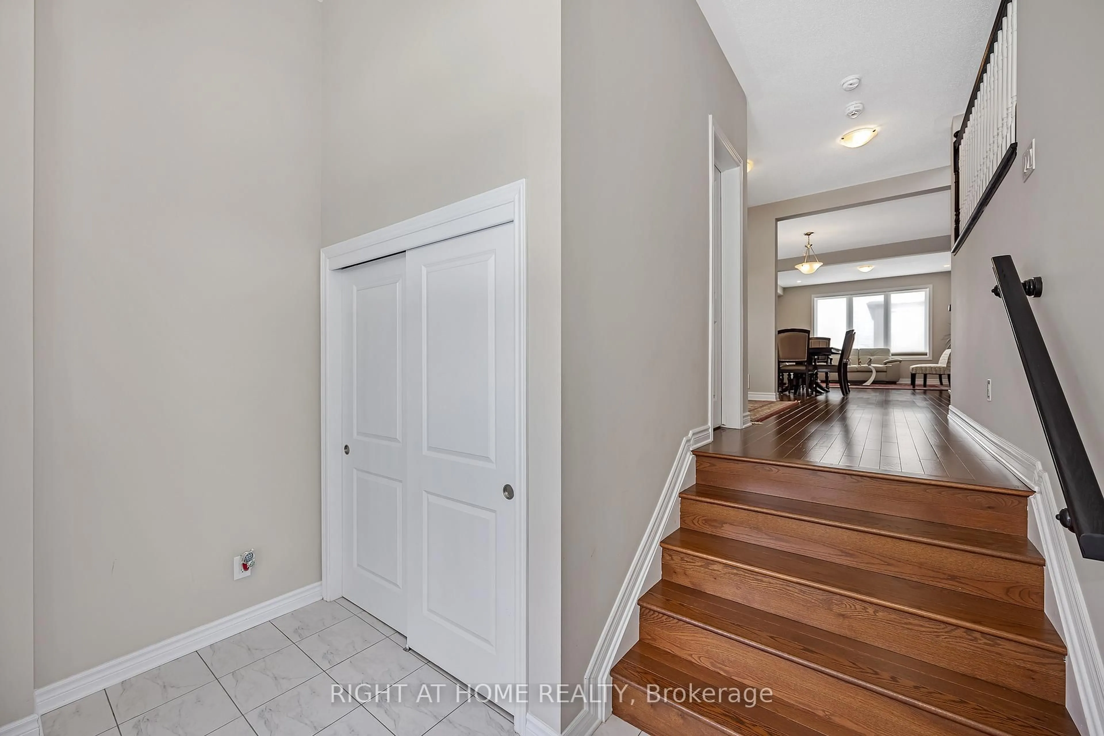 Indoor entryway for 50 Boddington St, Ottawa Ontario K2C 3H2