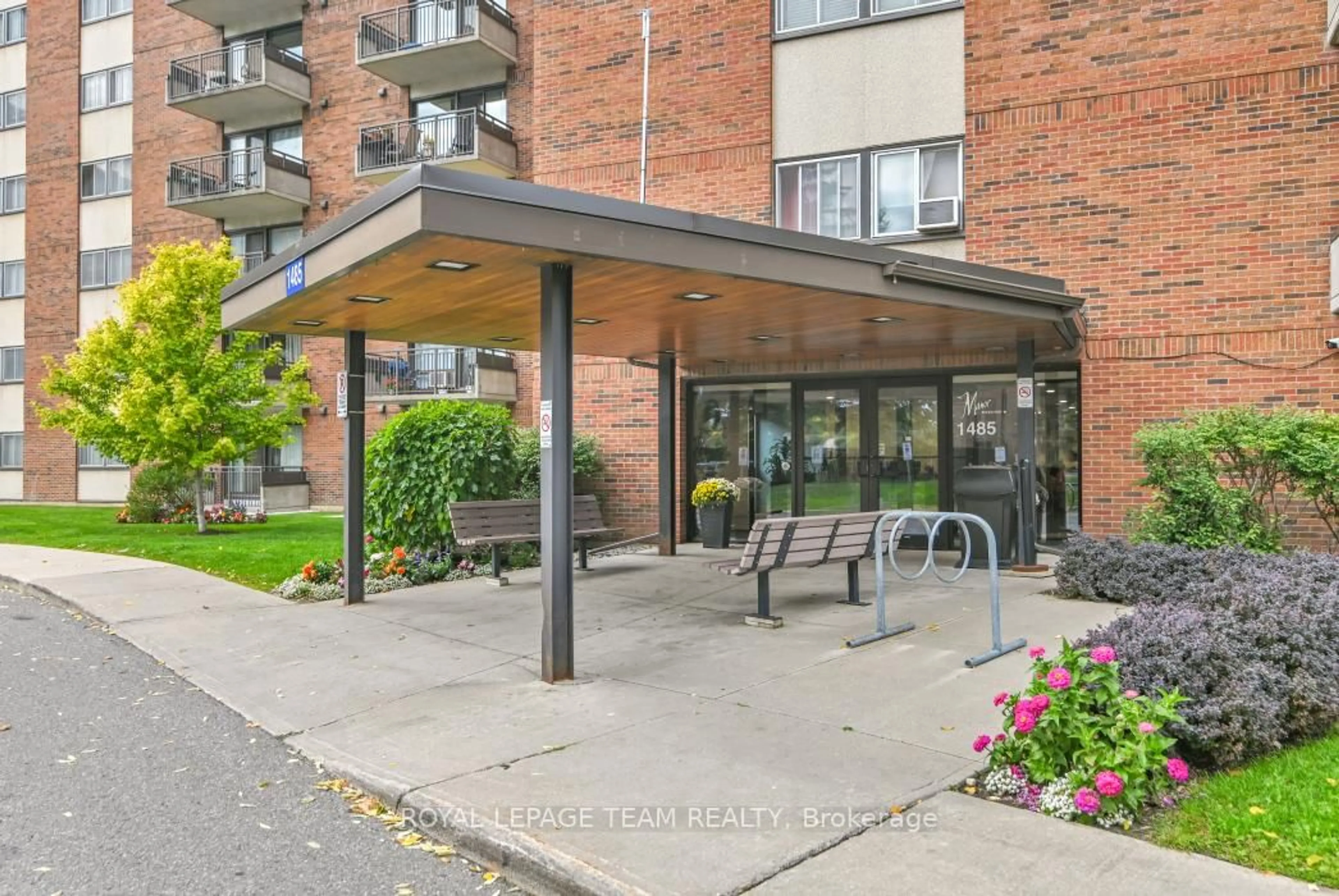 Indoor foyer for 1485 BASELINE Rd #1104, Ottawa Ontario K2C 3L8