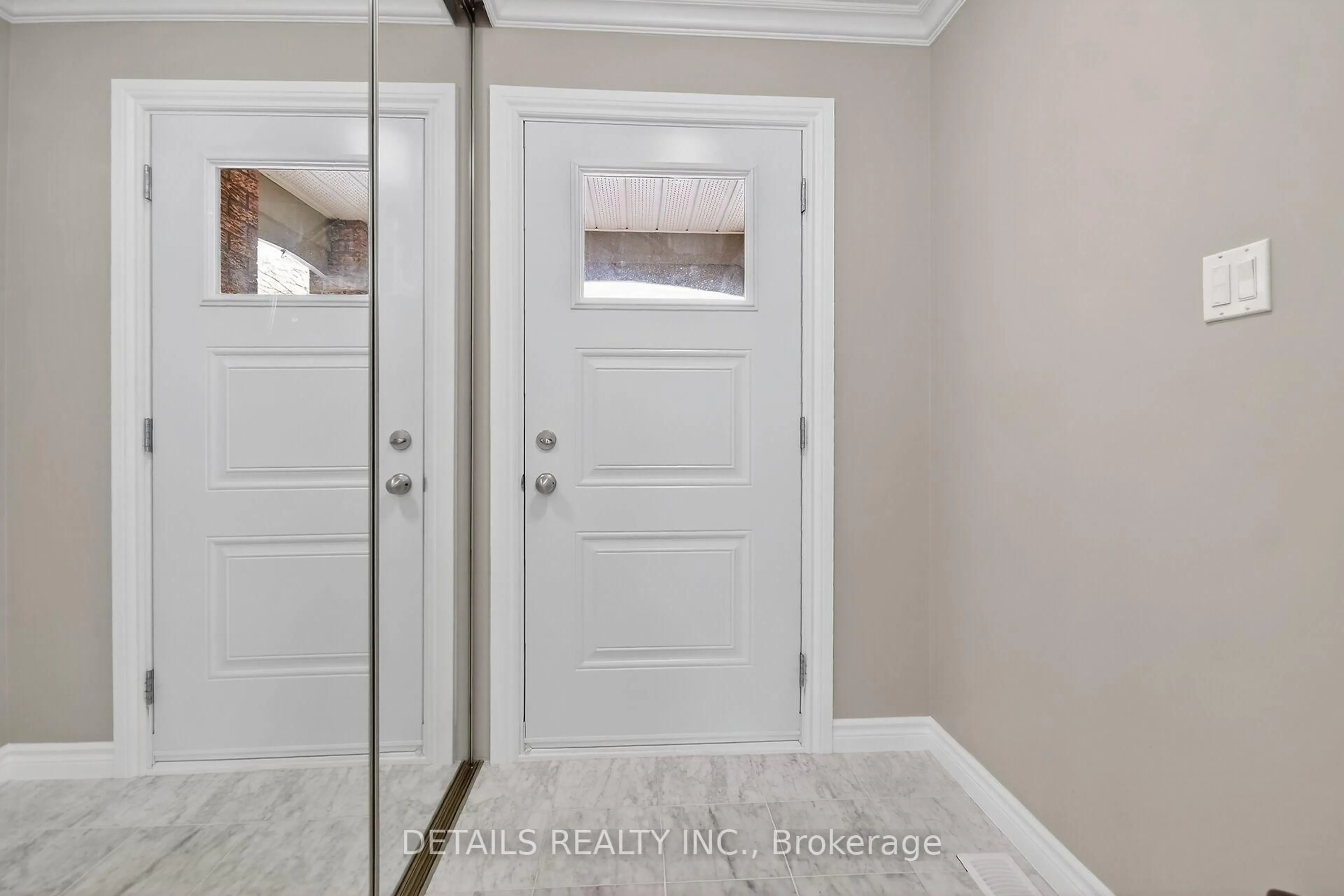 Indoor entryway for 69 Willow Glen Dr, Ottawa Ontario K2M 1T1
