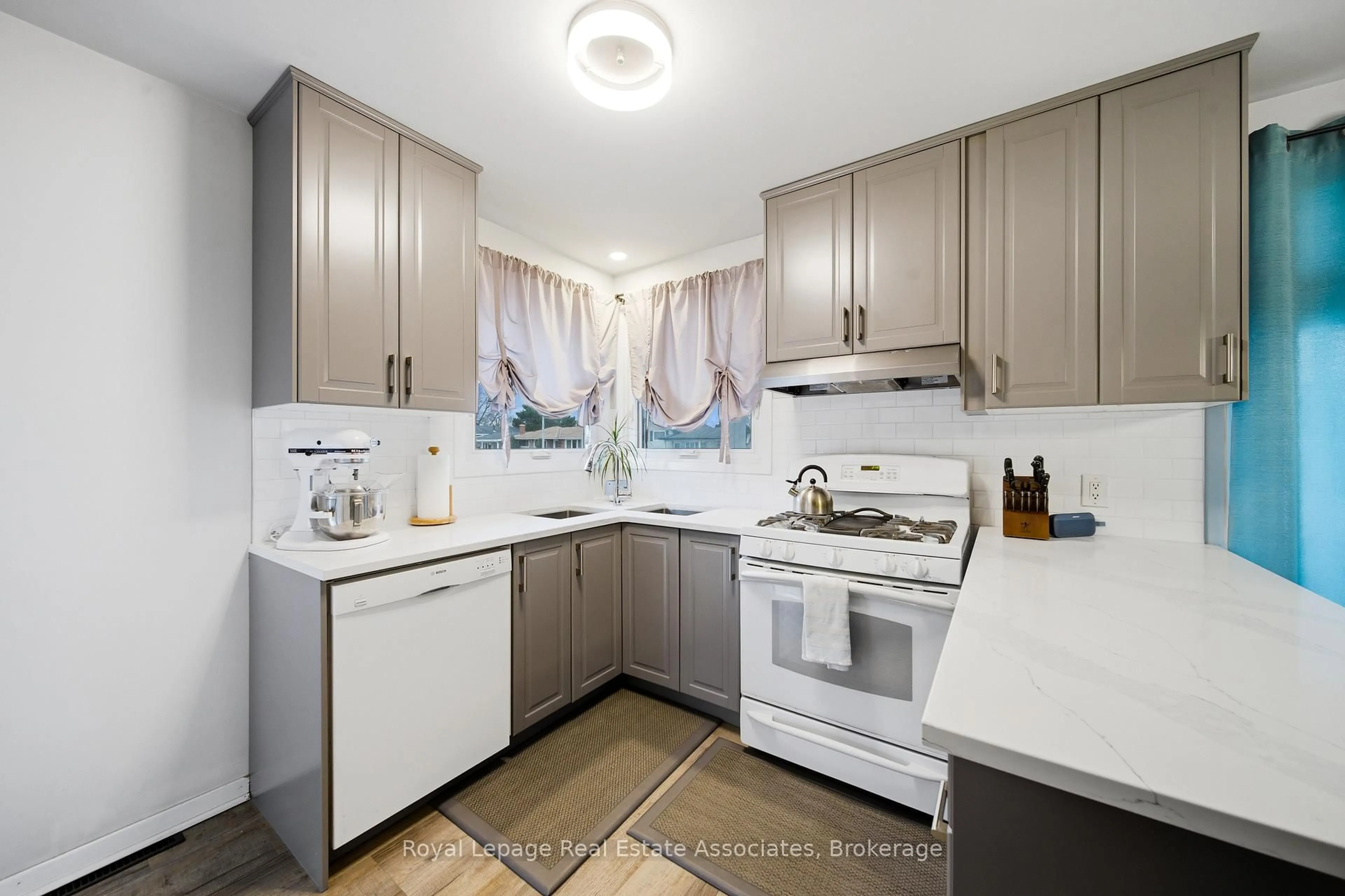 Standard kitchen, unknown for 4018 Montcalm Cres, Niagara Falls Ontario L2G 6L8