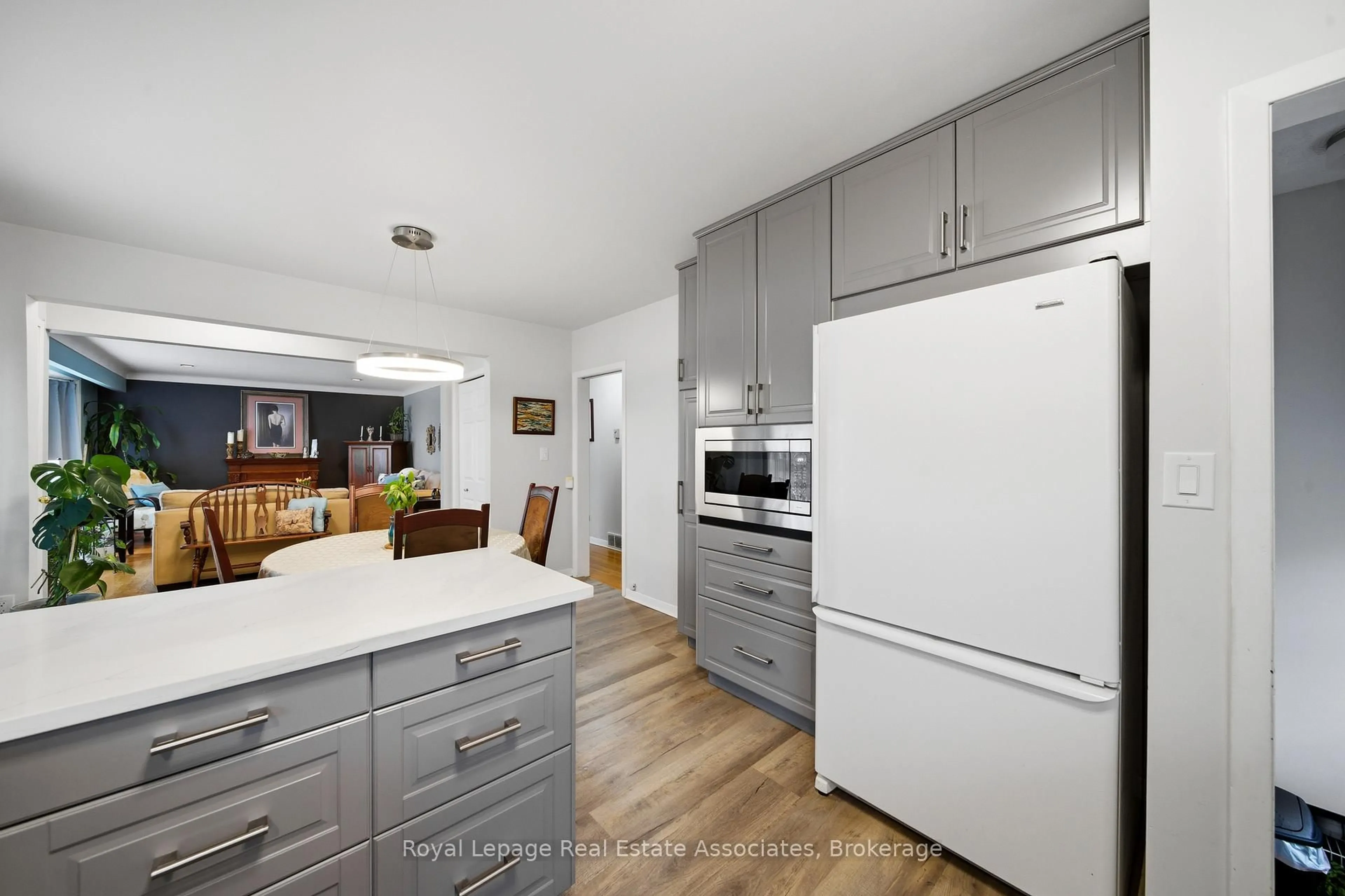 Open concept kitchen, unknown for 4018 Montcalm Cres, Niagara Falls Ontario L2G 6L8