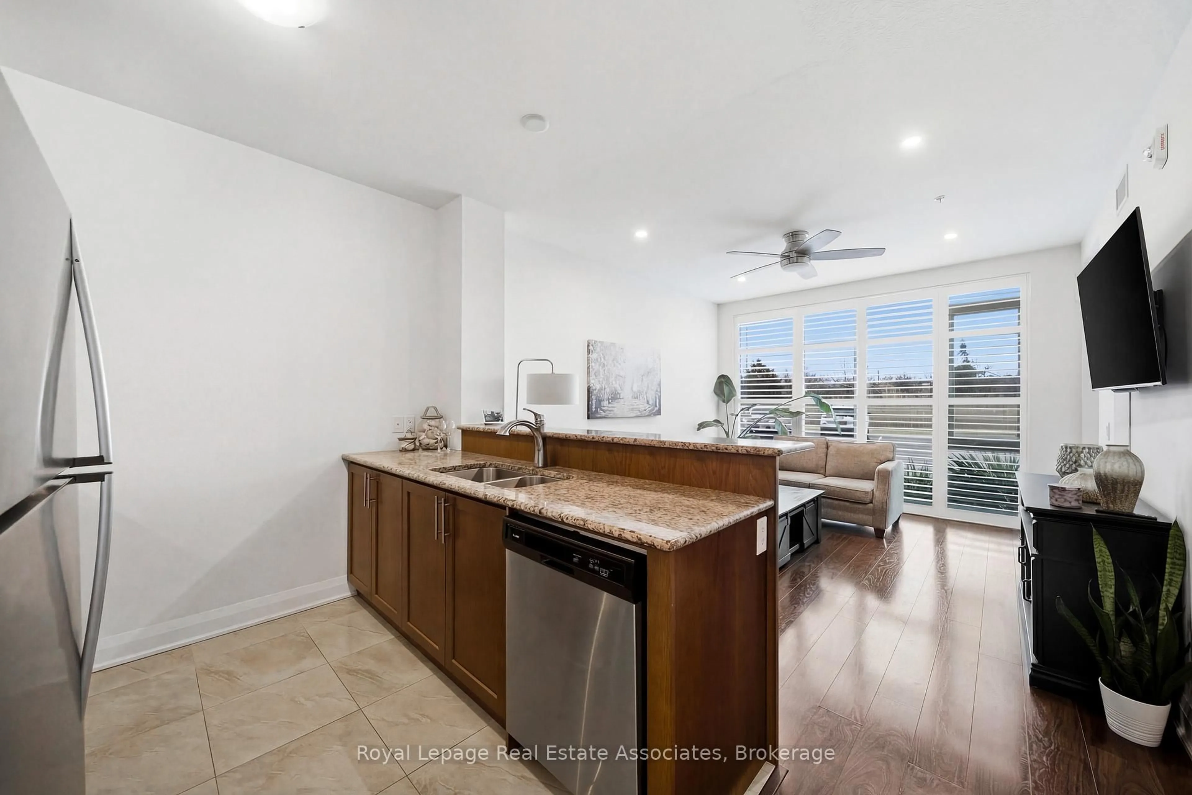 Open concept kitchen, unknown for 16 Concord Pl #114, Grimsby Ontario L3M 0J1