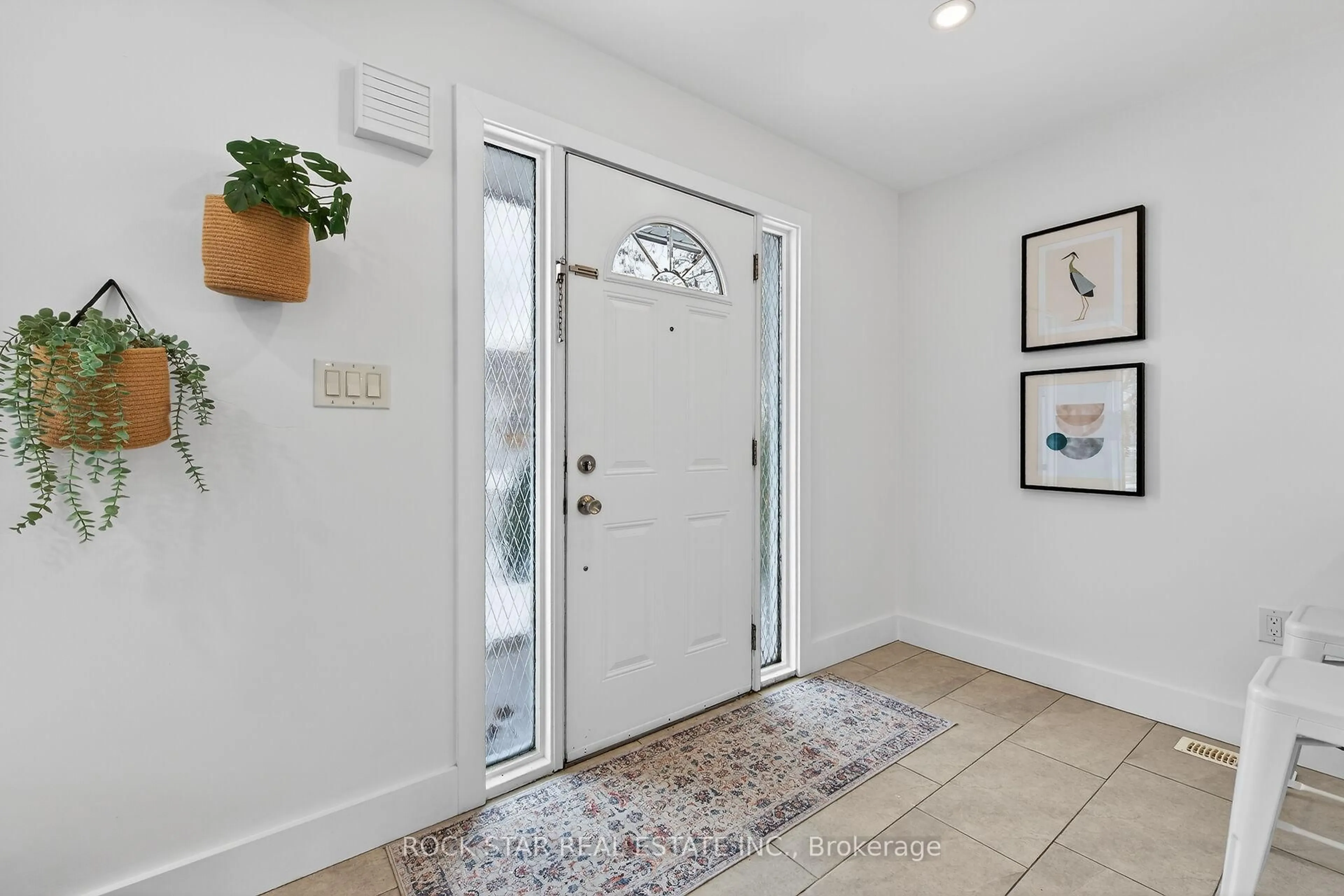 Indoor entryway for 3075 Empire Pl, Niagara Falls Ontario L2J 3L7