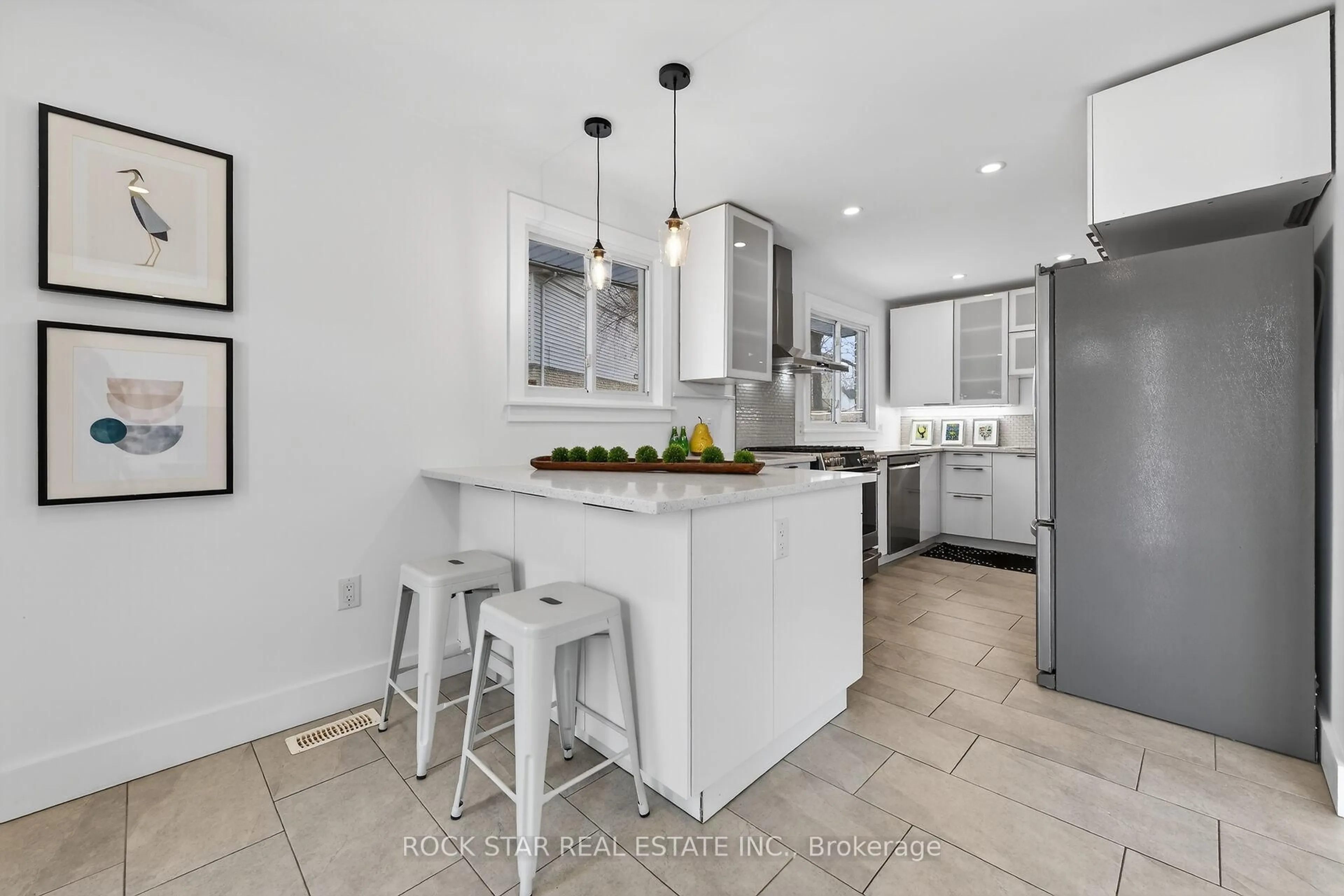 Open concept kitchen, ceramic/tile floor for 3075 Empire Pl, Niagara Falls Ontario L2J 3L7