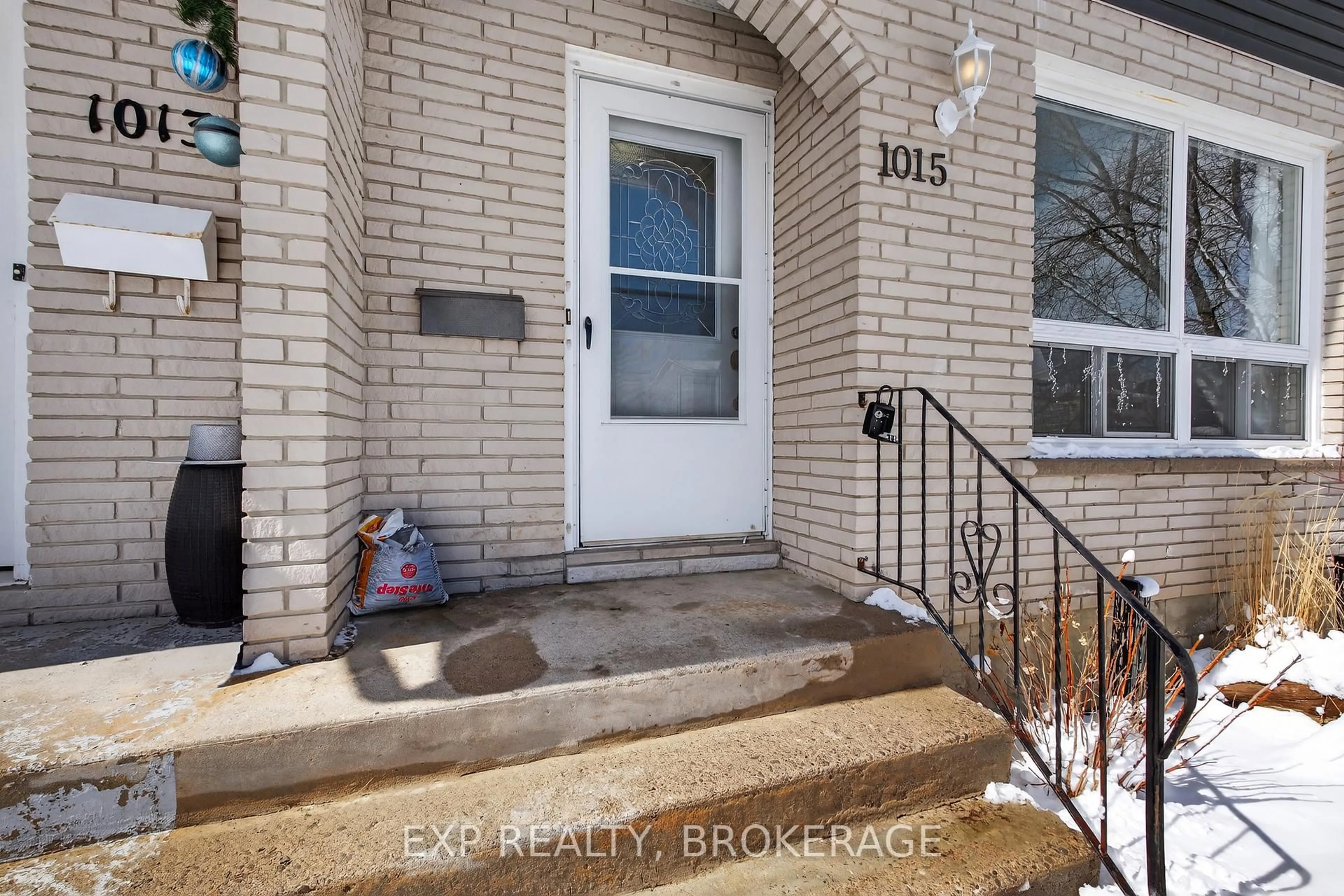 Indoor entryway for 1015 SPRUCEWOOD Cres, Kingston Ontario K7P 1N1