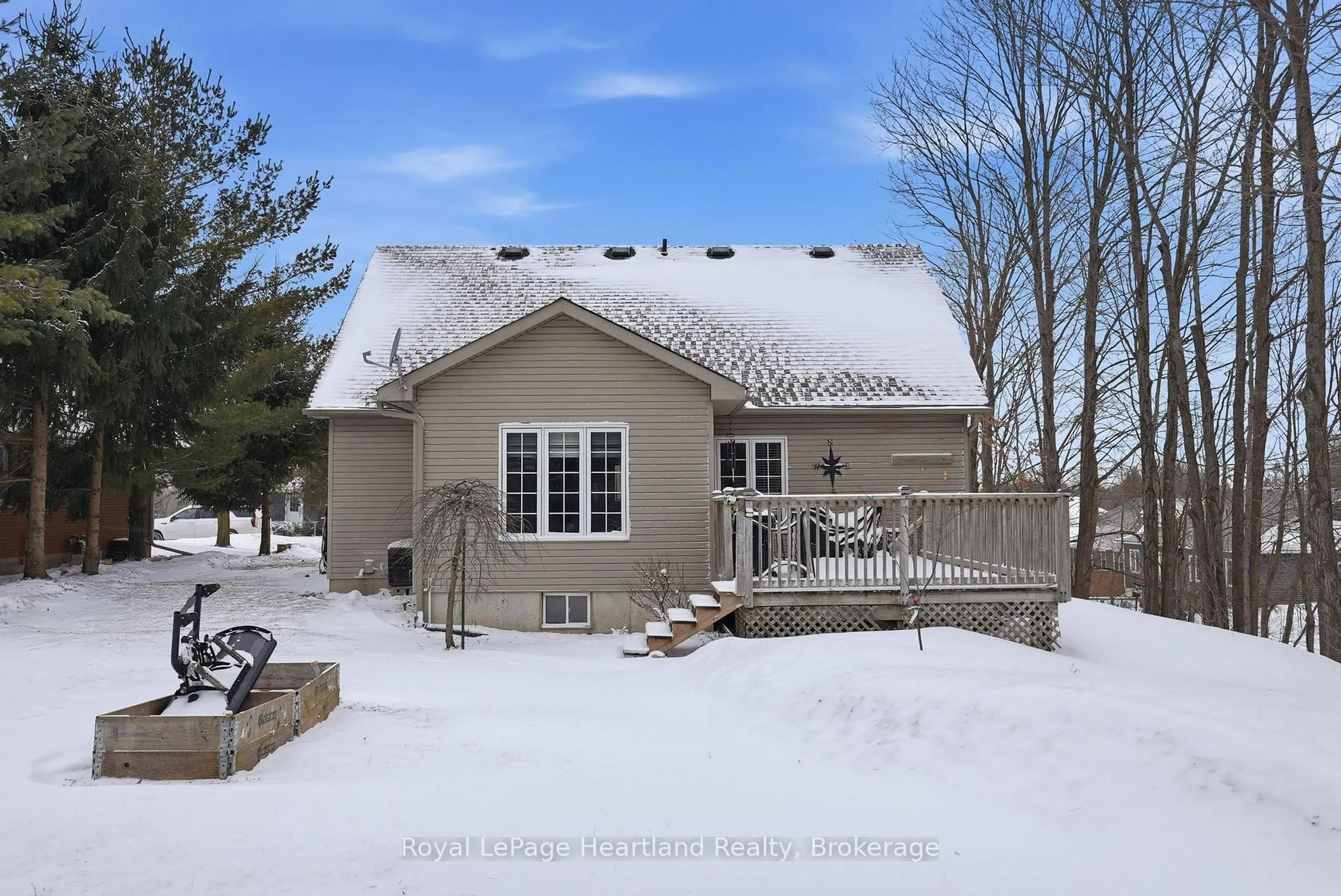 Home with vinyl exterior material, street for 25 JOHN St, Minto Ontario N0G 1M0