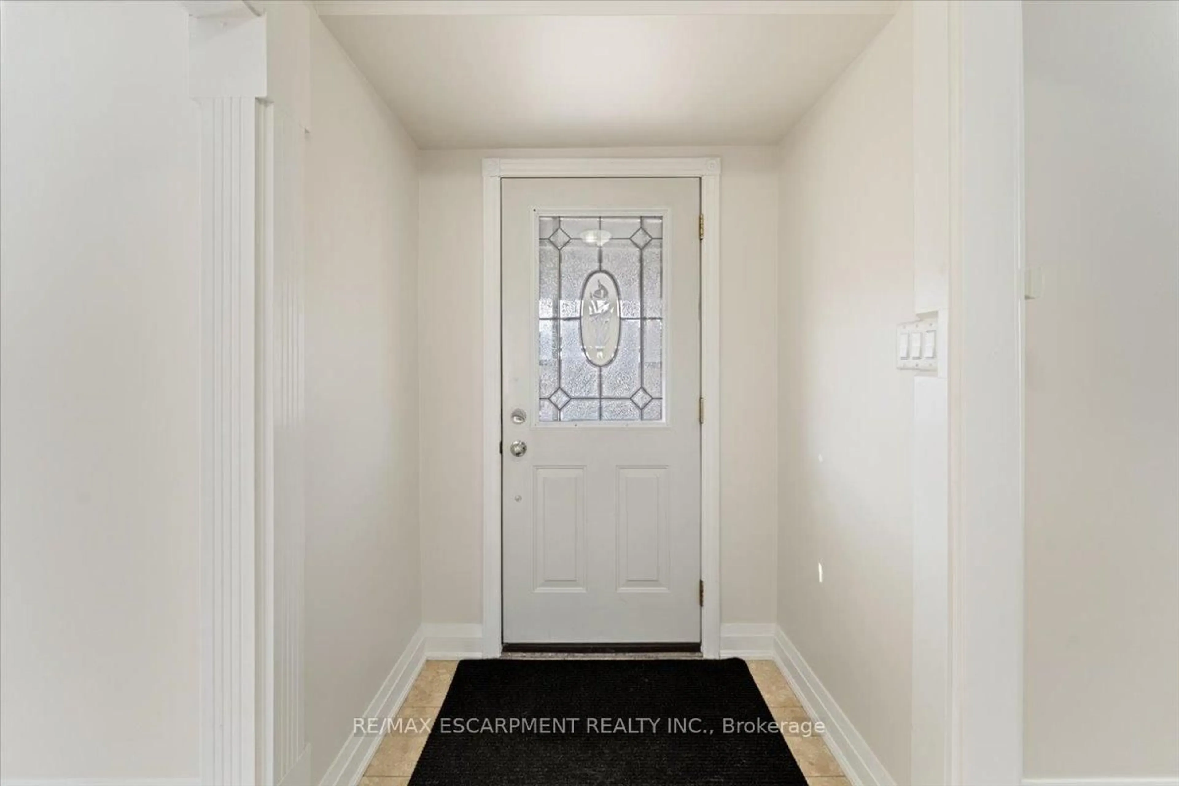 Indoor entryway for 370 Paling Ave, Hamilton Ontario L8H 5K2