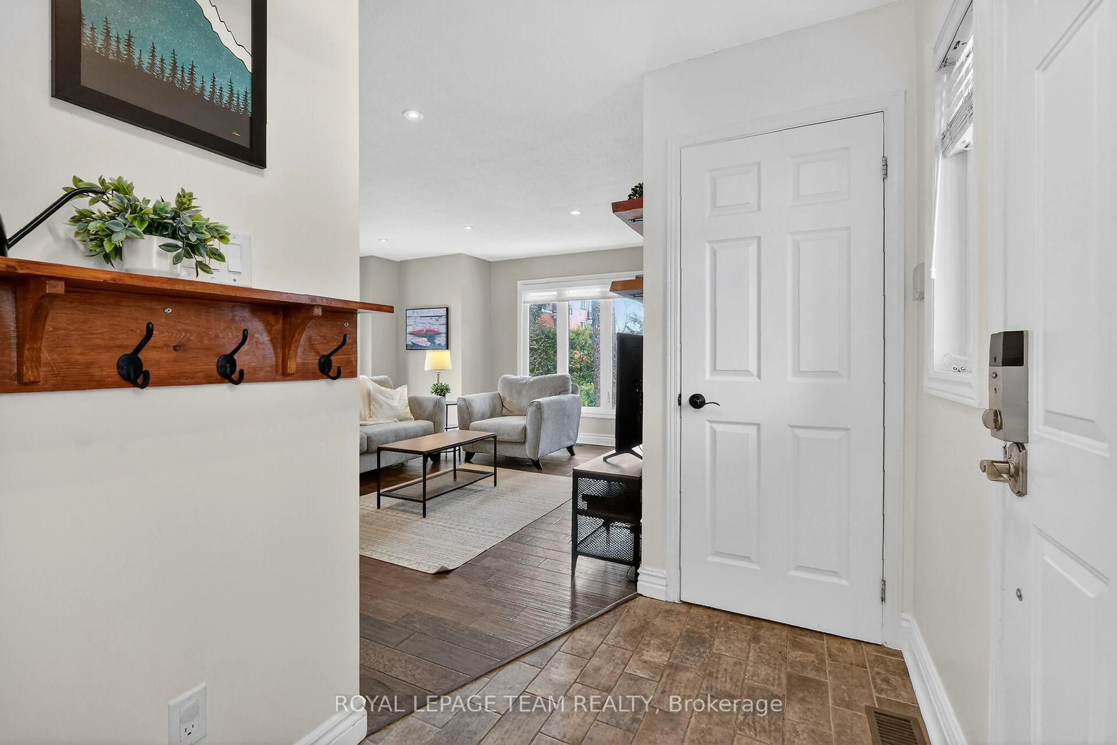 Indoor entryway for 817 High St #13, Ottawa Ontario K2B 6C3
