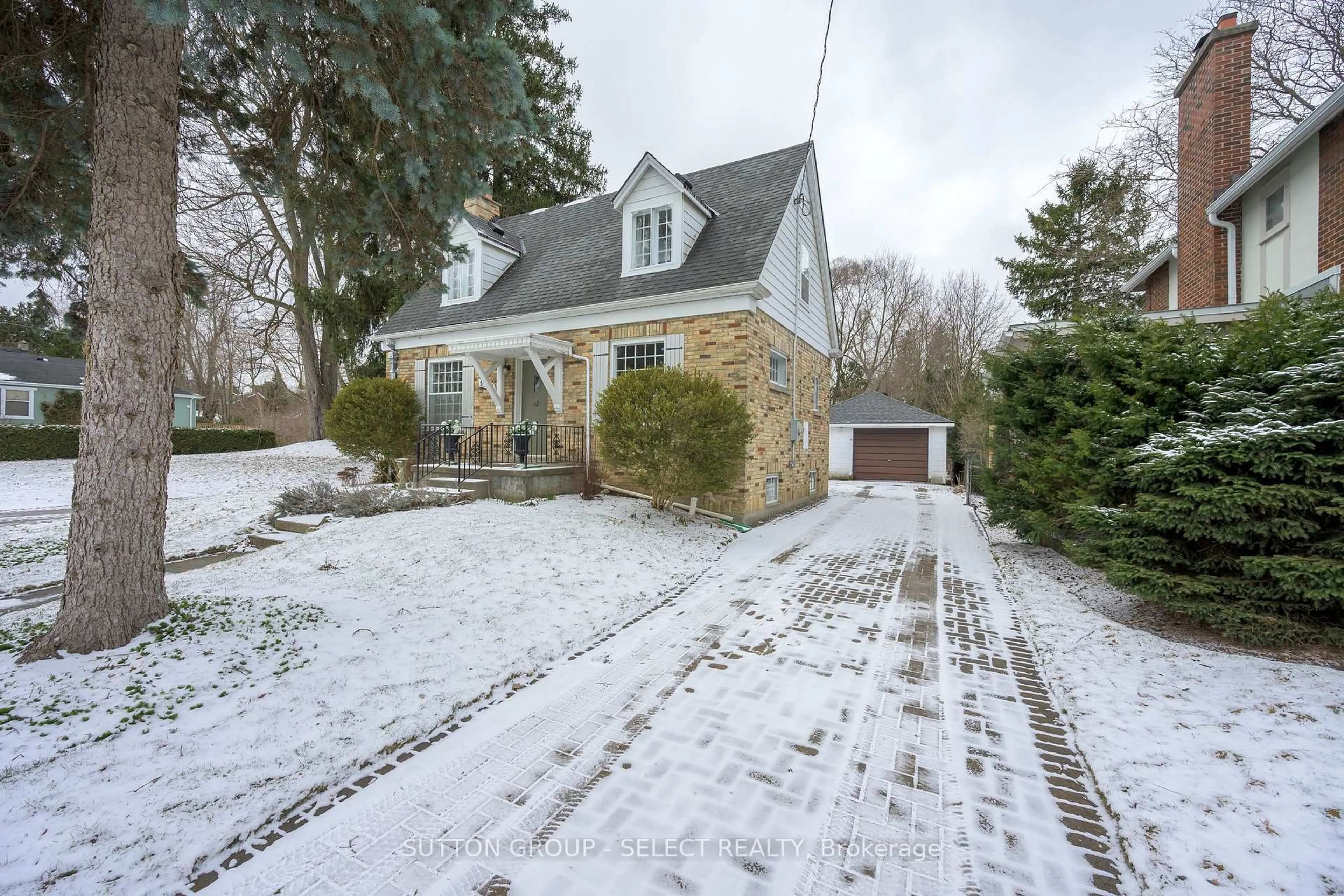 A pic from outside/outdoor area/front of a property/back of a property/a pic from drone, street for 1059 Waterloo St, London East Ontario N6A 3X9