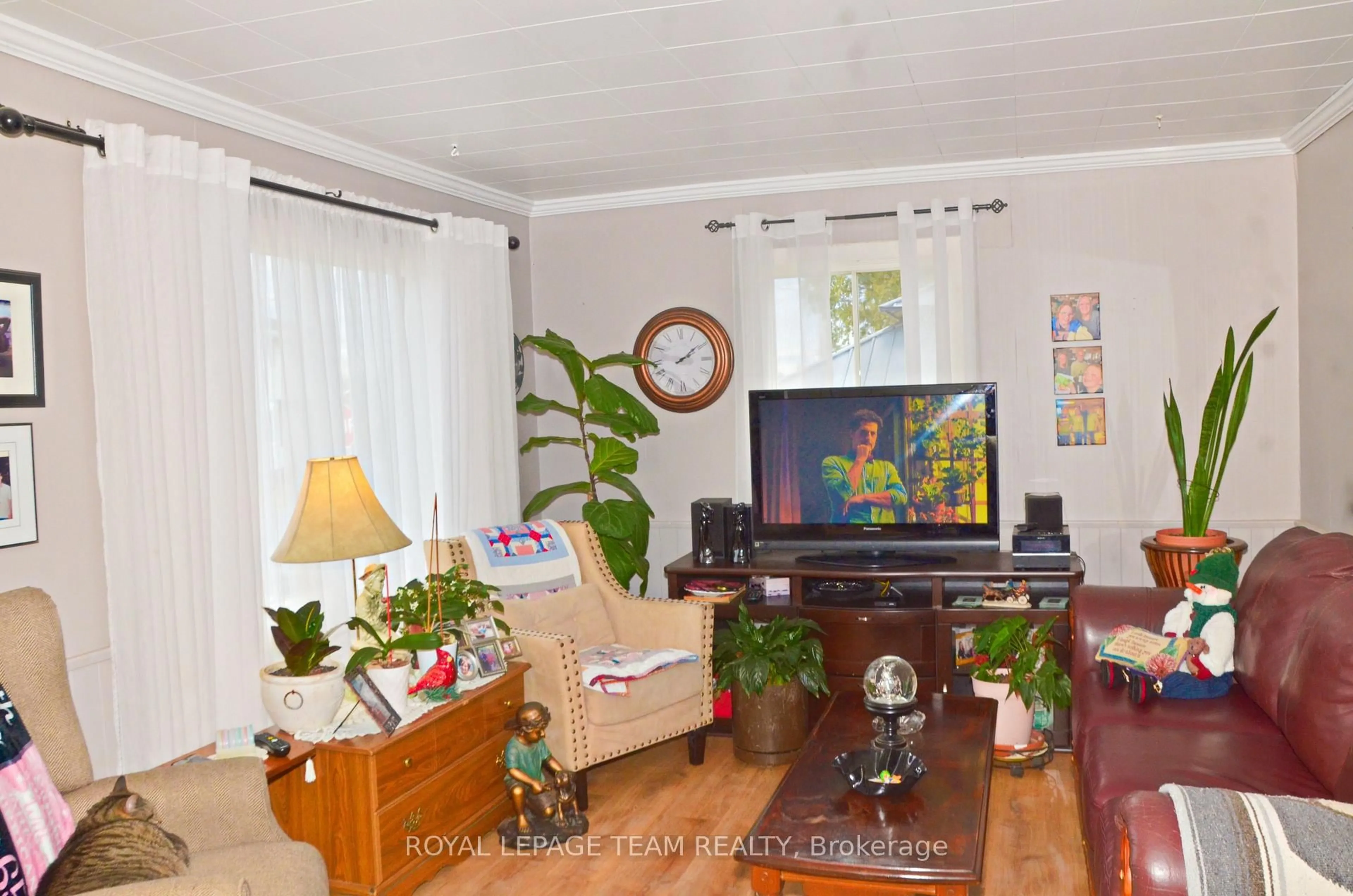 Living room with furniture, wood/laminate floor for 3040 Walker St, Edwardsburgh/Cardinal Ontario K0E 1E0