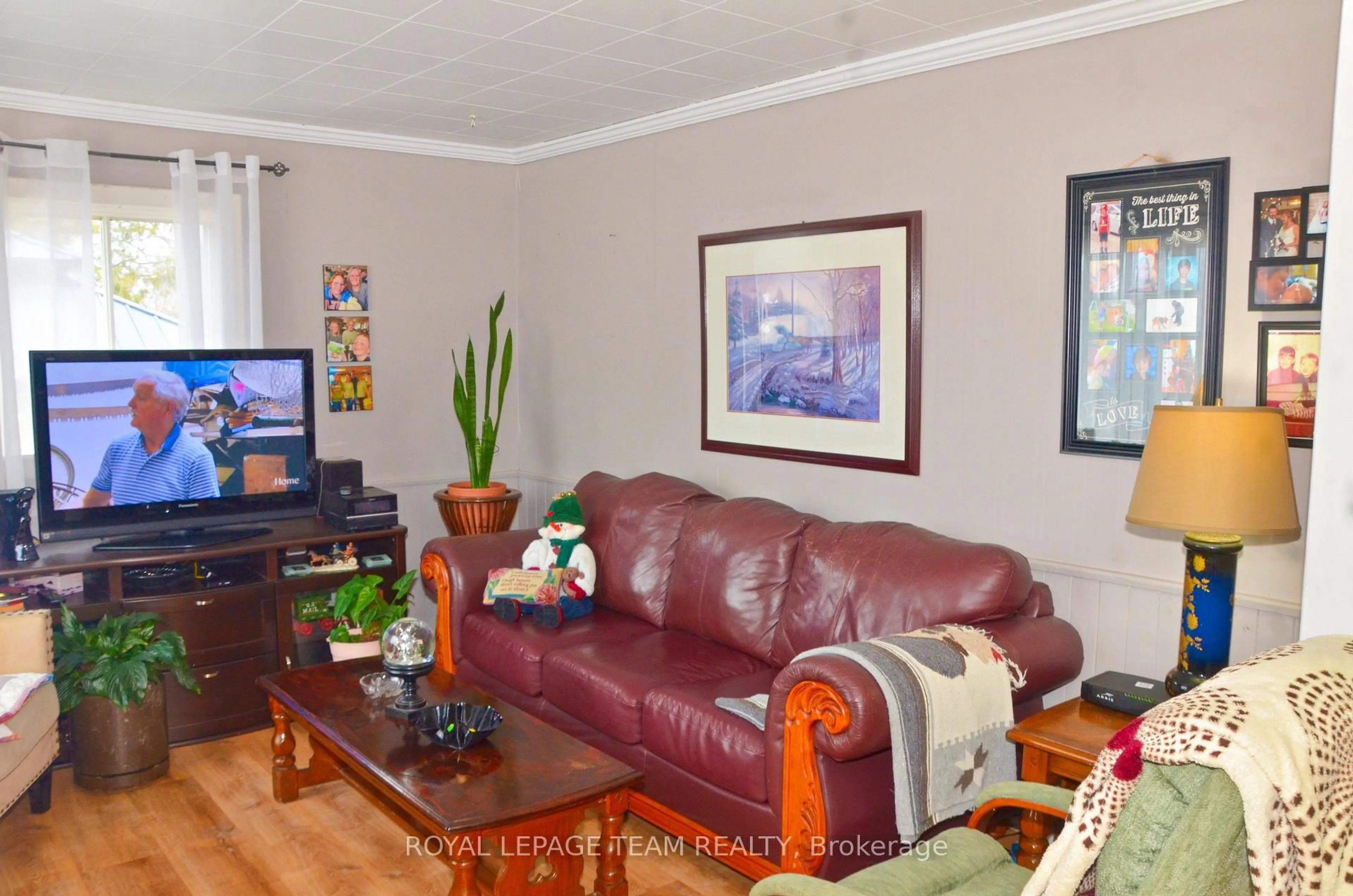 Living room with furniture, wood/laminate floor for 3040 Walker St, Edwardsburgh/Cardinal Ontario K0E 1E0