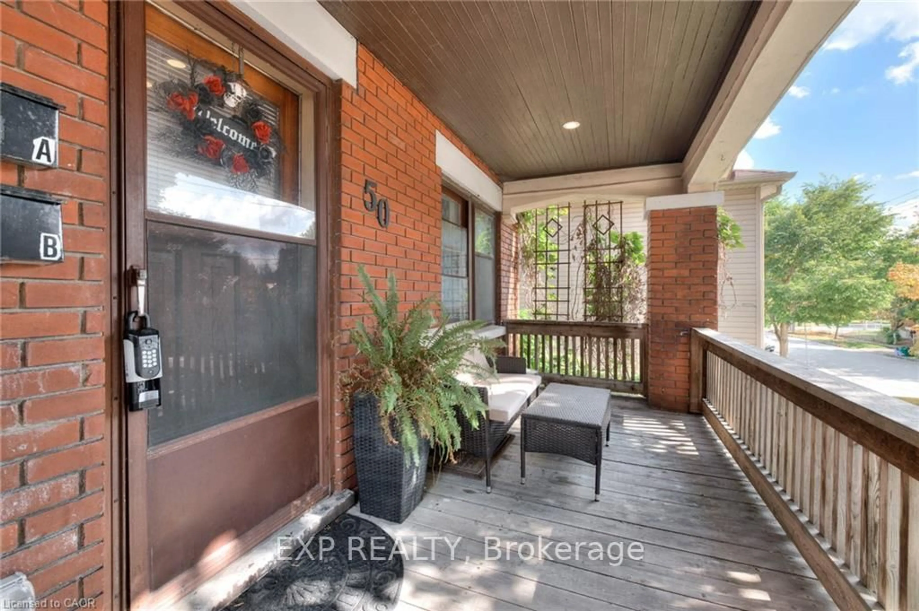 Indoor entryway for 50 Walnut St, Kitchener Ontario N2G 1P6