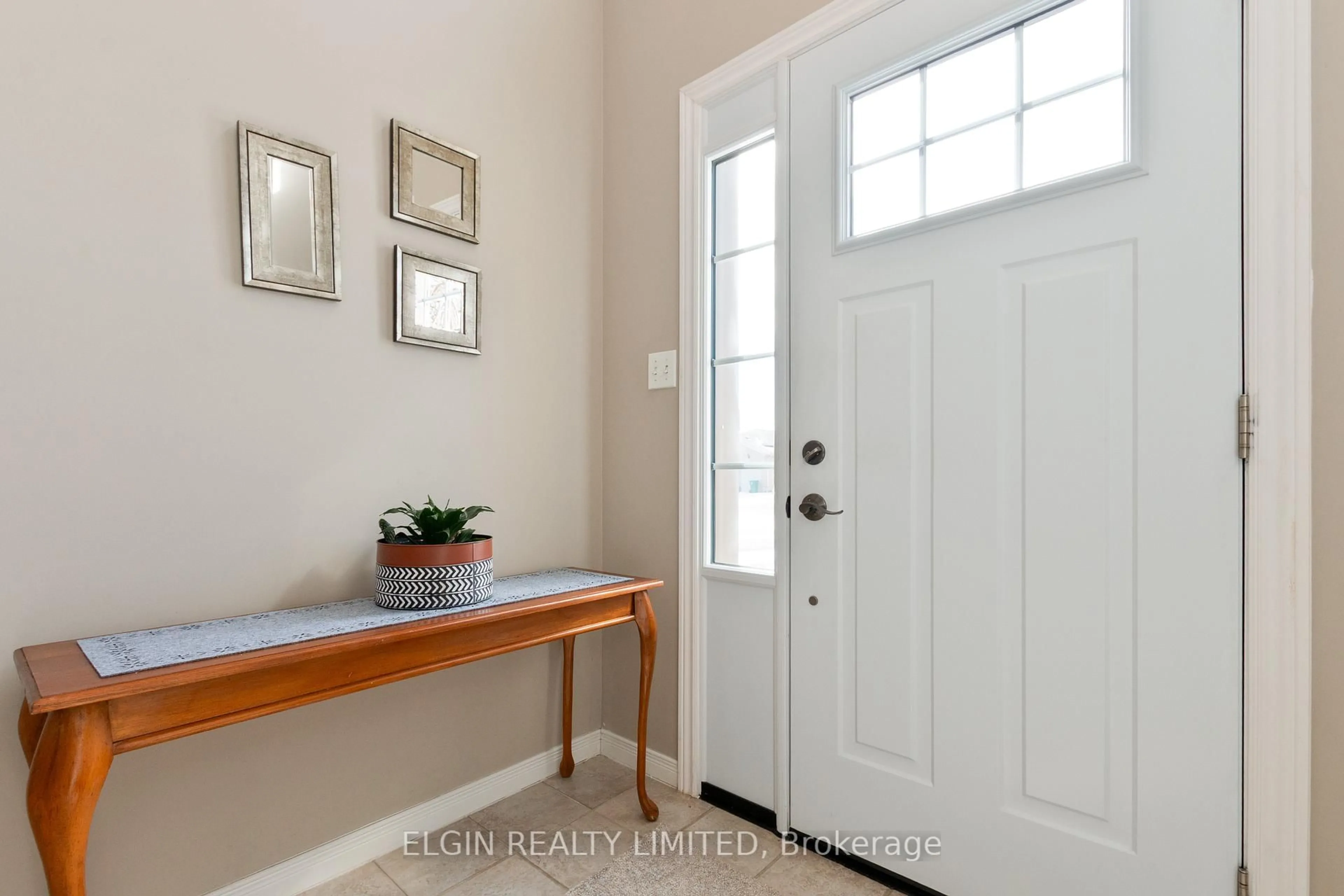 Indoor entryway for 41792 North St, Southwold Ontario N5P 4L7