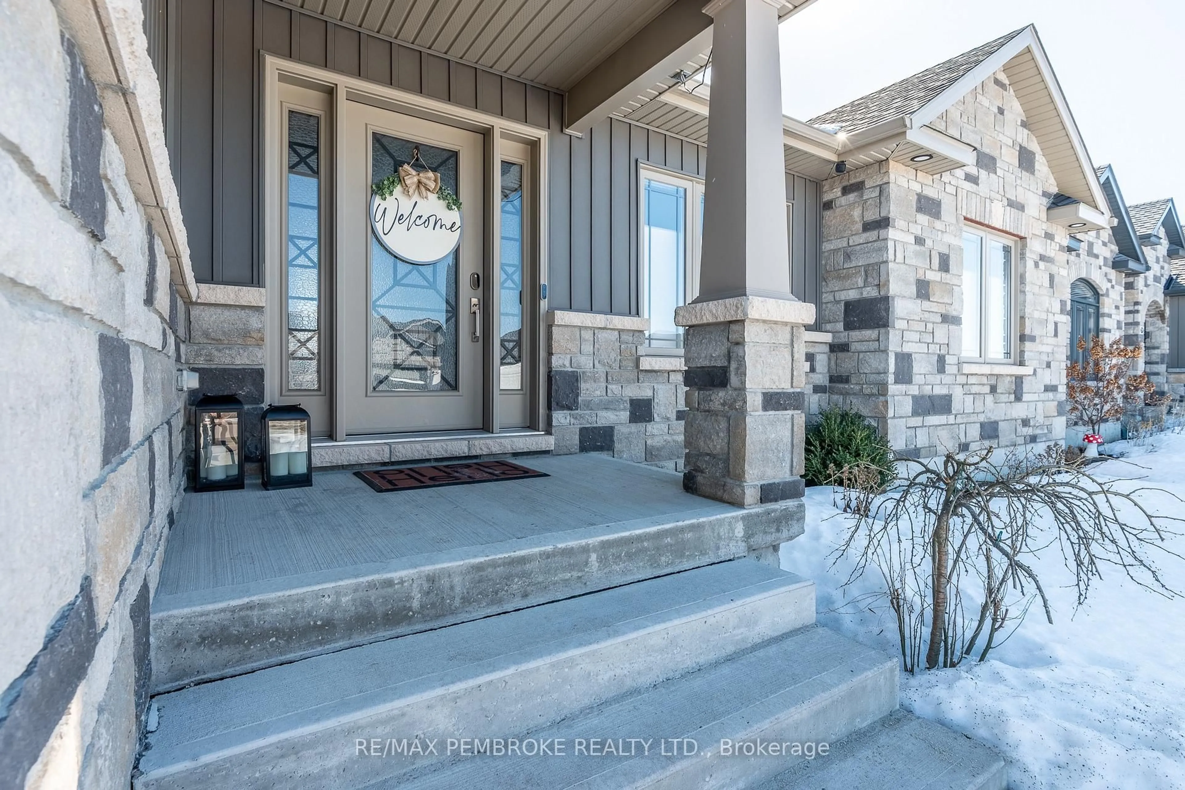 Indoor entryway for 77 Noble Cres, Petawawa Ontario K8H 0G1