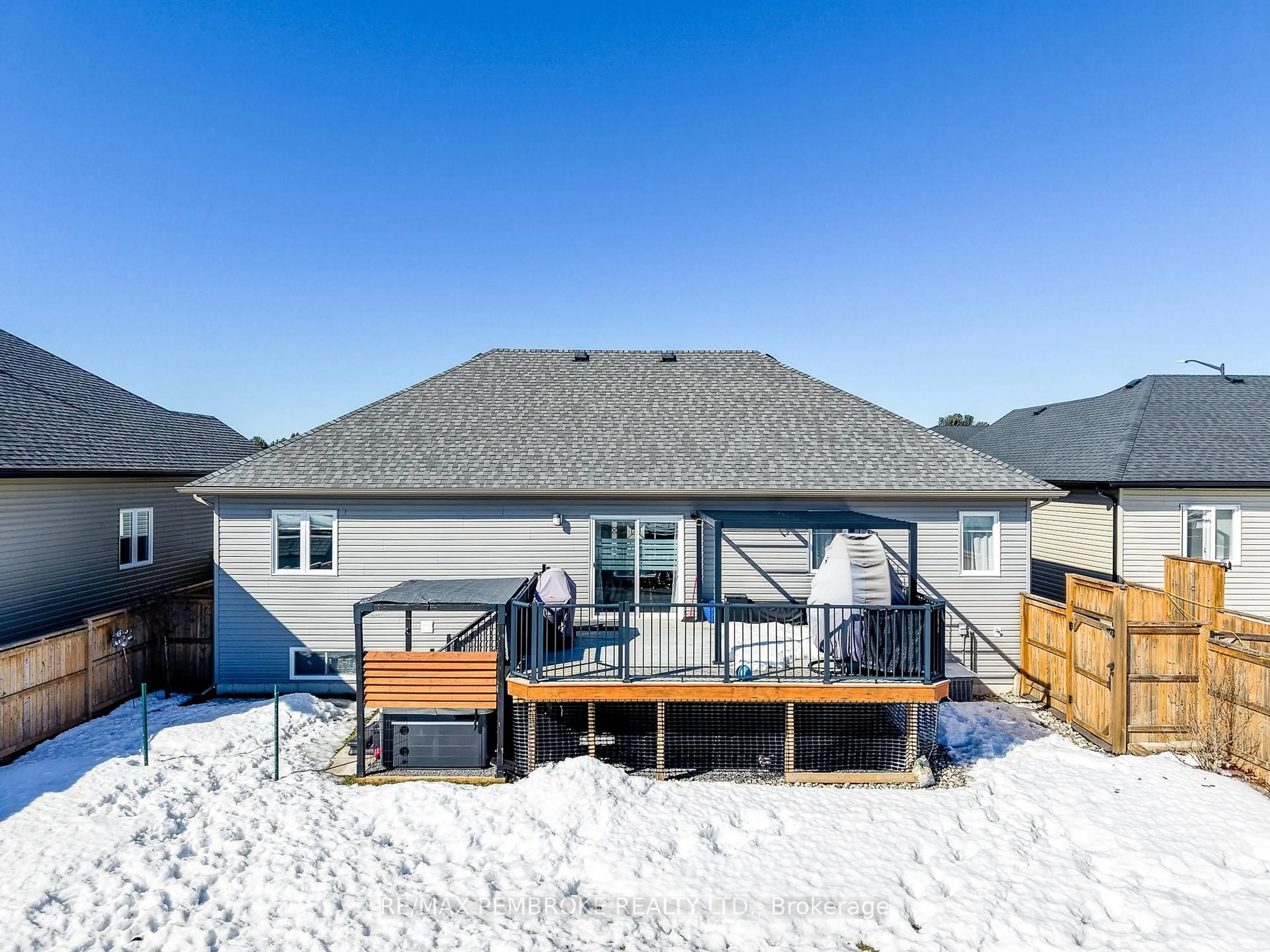 Unknown for 77 Noble Cres, Petawawa Ontario K8H 0G1