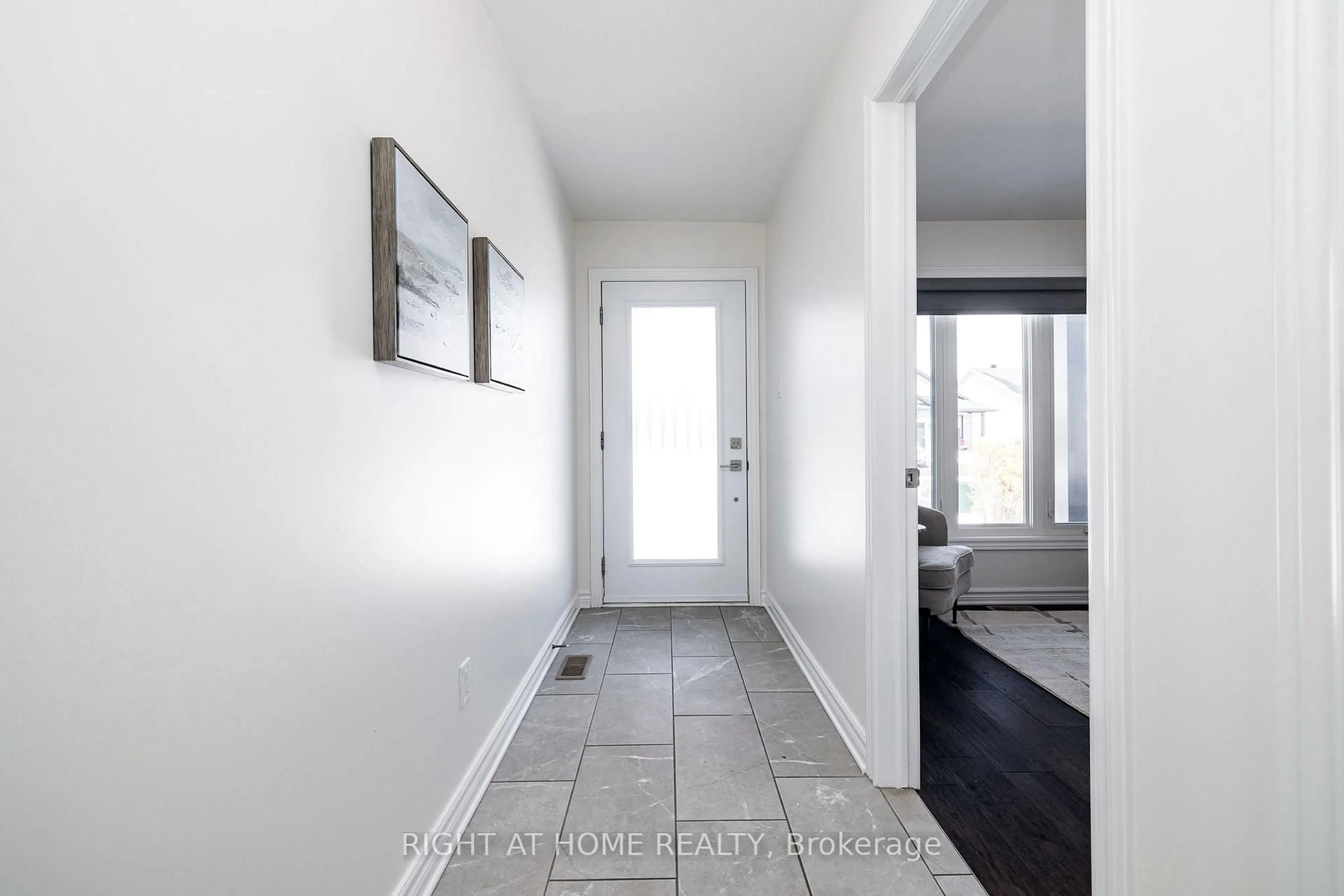 Indoor entryway for 927 Leishman Dr, Almonte Ontario K0A 1A0