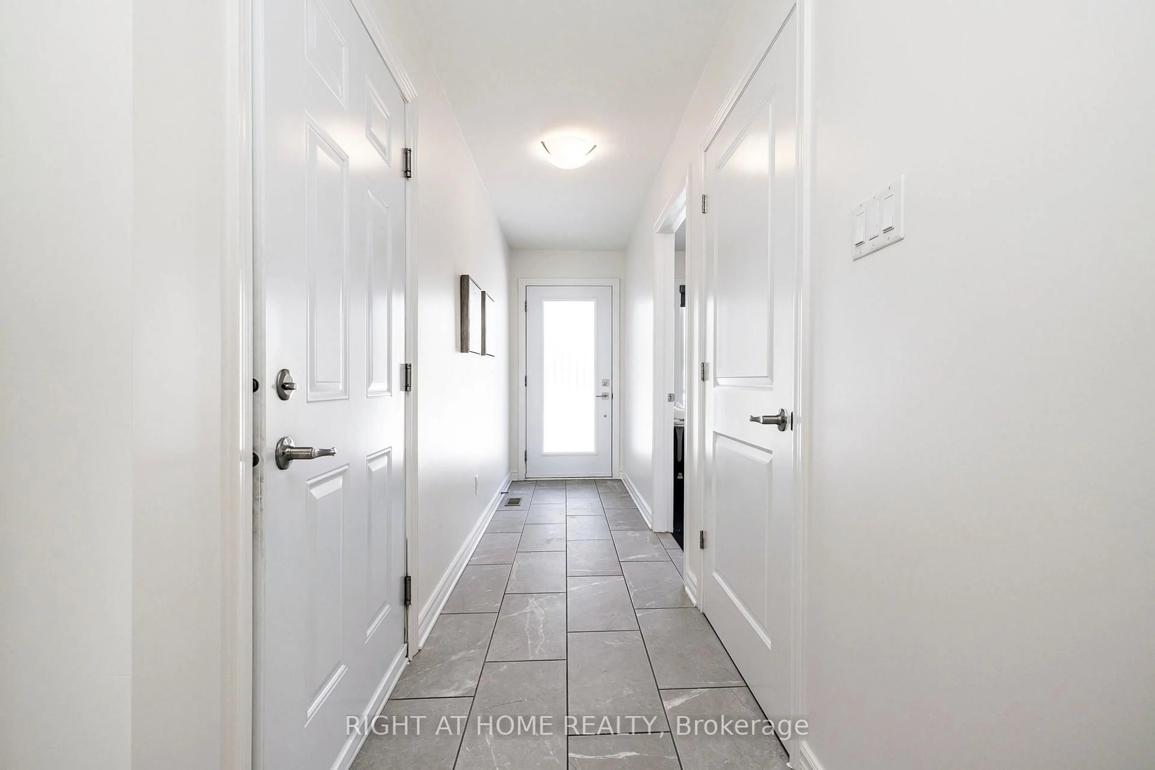 Indoor entryway for 927 Leishman Dr, Almonte Ontario K0A 1A0