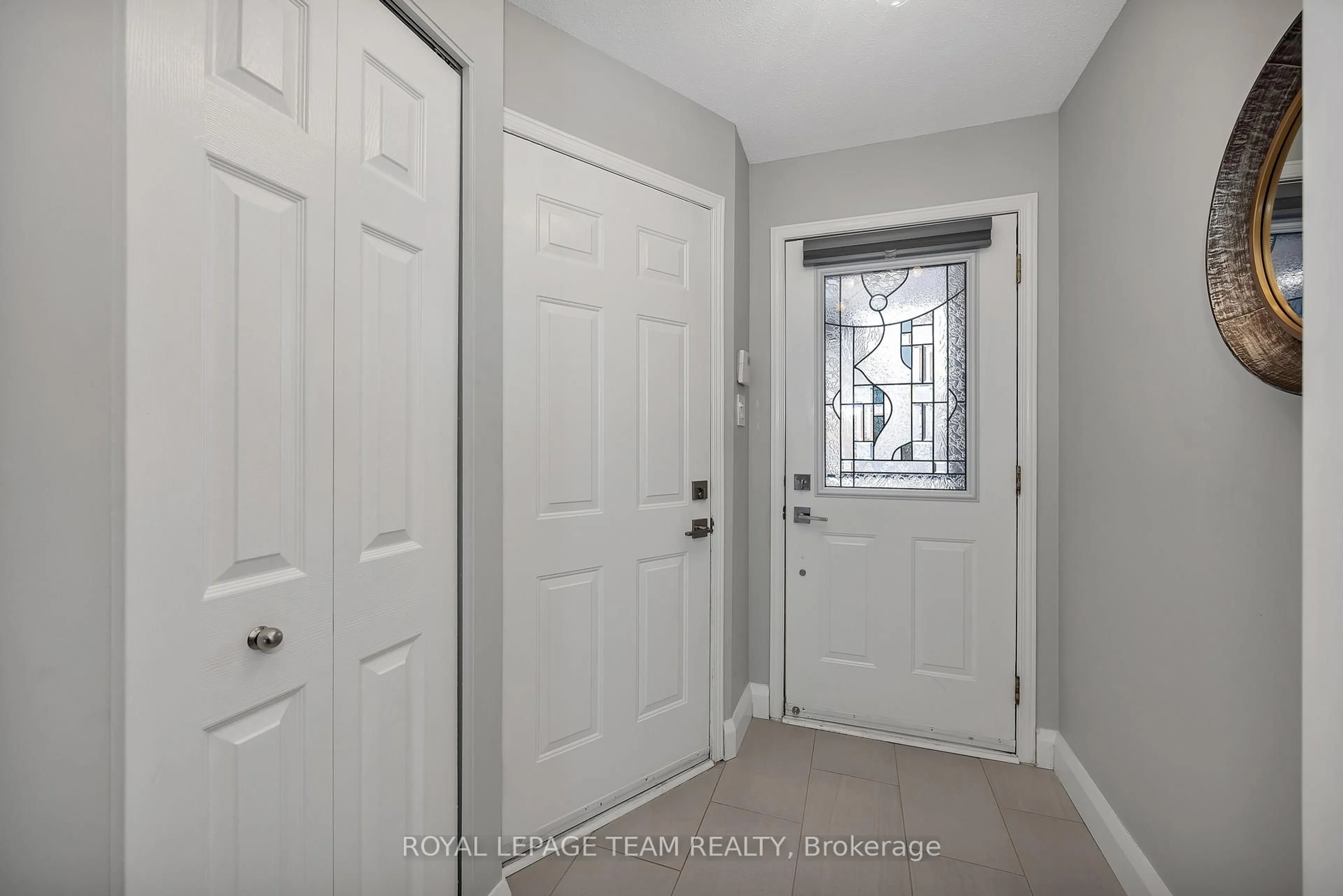 Indoor entryway for 78 Grammercy Park, Ottawa Ontario K2C 4E4