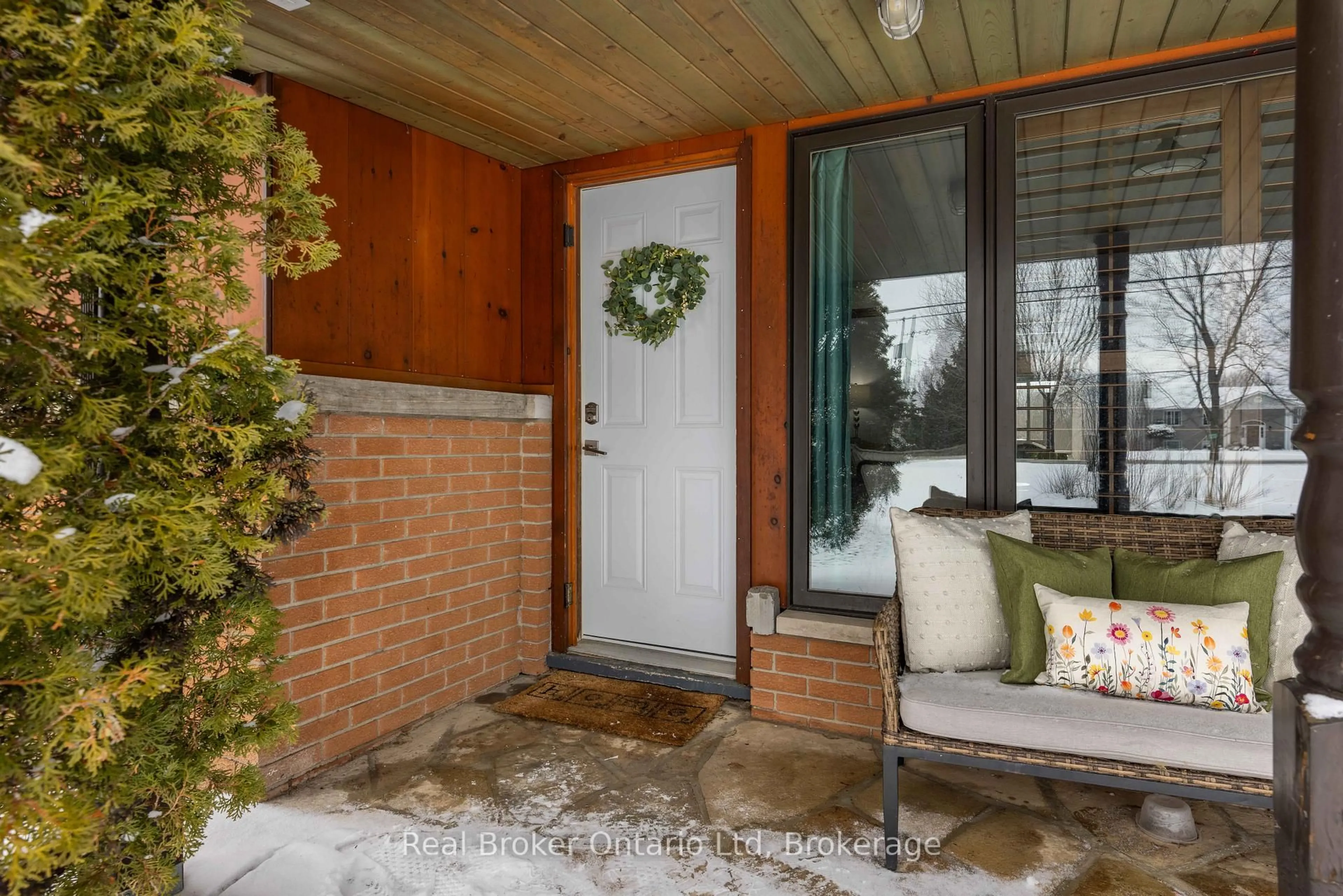 Indoor entryway for 122327 Grey 5 Rd, Georgian Bluffs Ontario N4K 5N5
