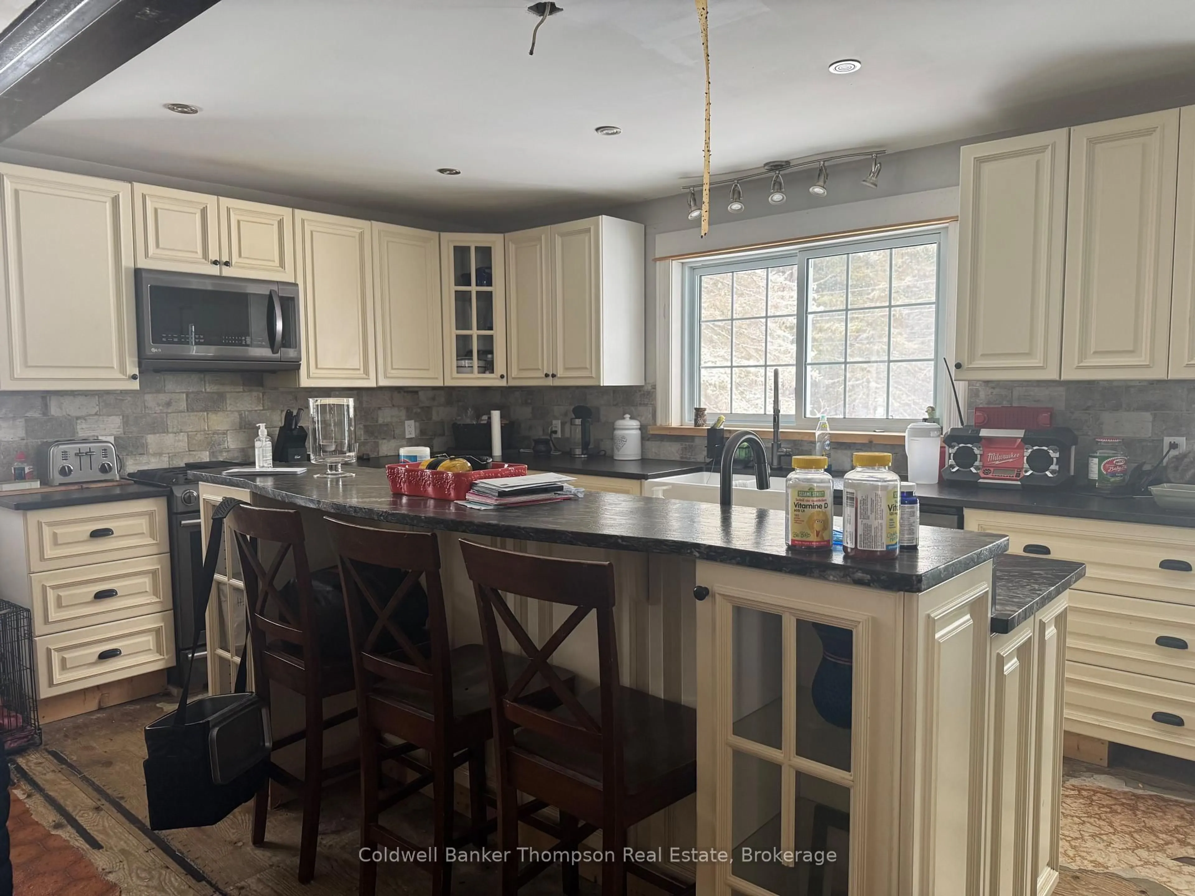 Open concept kitchen, unknown for 605 Sweezy St, Powassan Ontario P0H 2L0