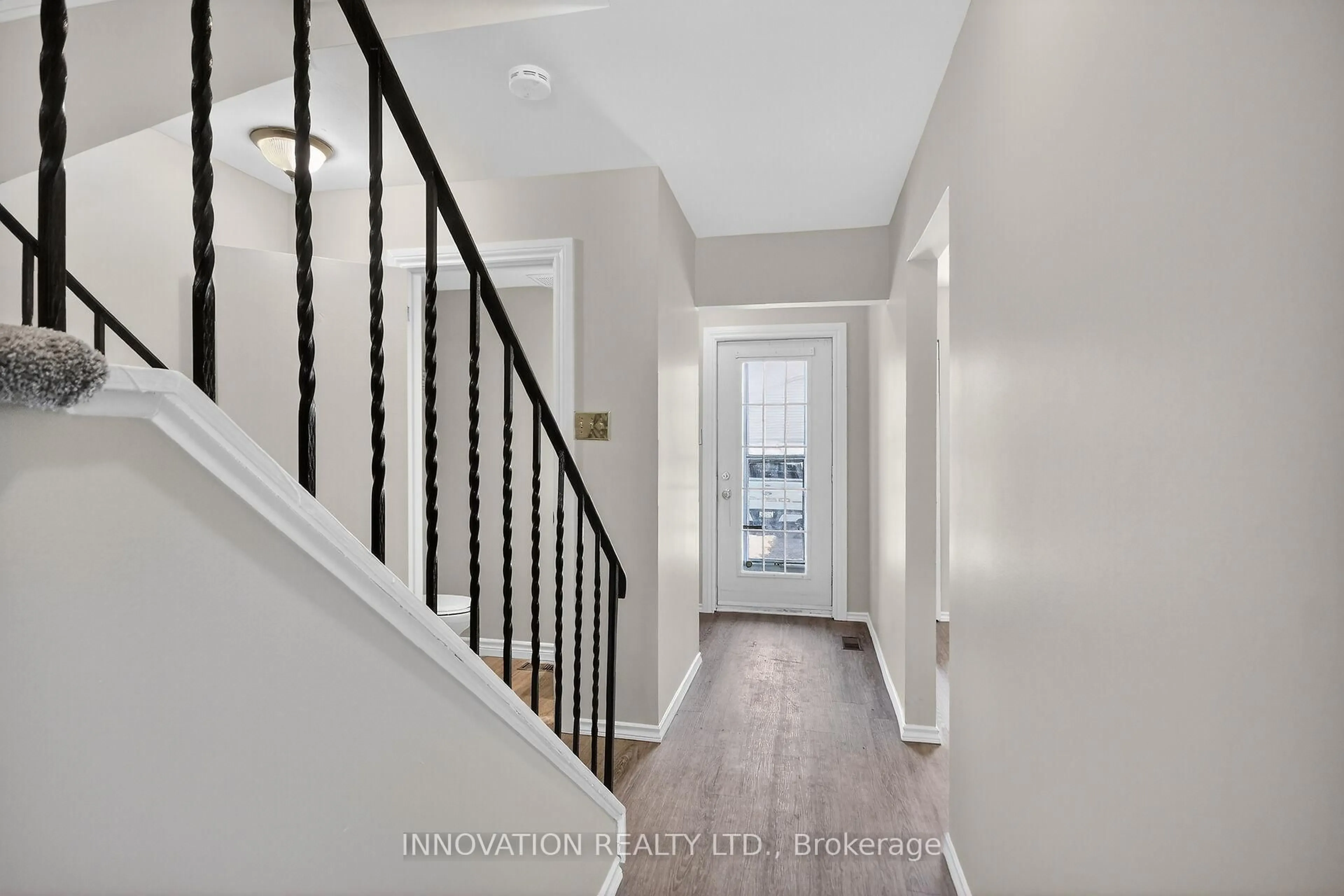 Indoor entryway for 5-2336 Orient Park Dr, Ottawa Ontario K1B 4N5