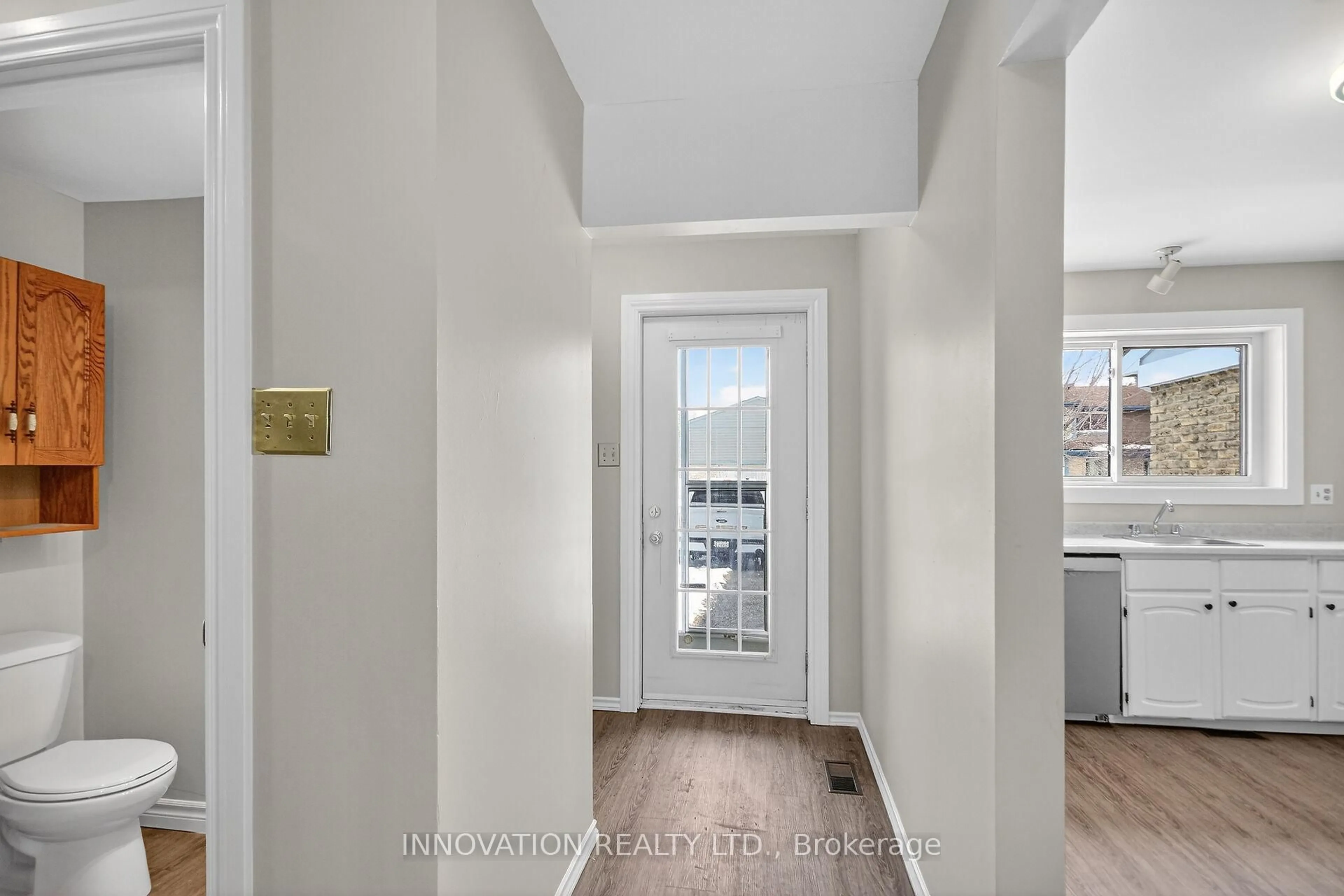 Indoor entryway for 5-2336 Orient Park Dr, Ottawa Ontario K1B 4N5