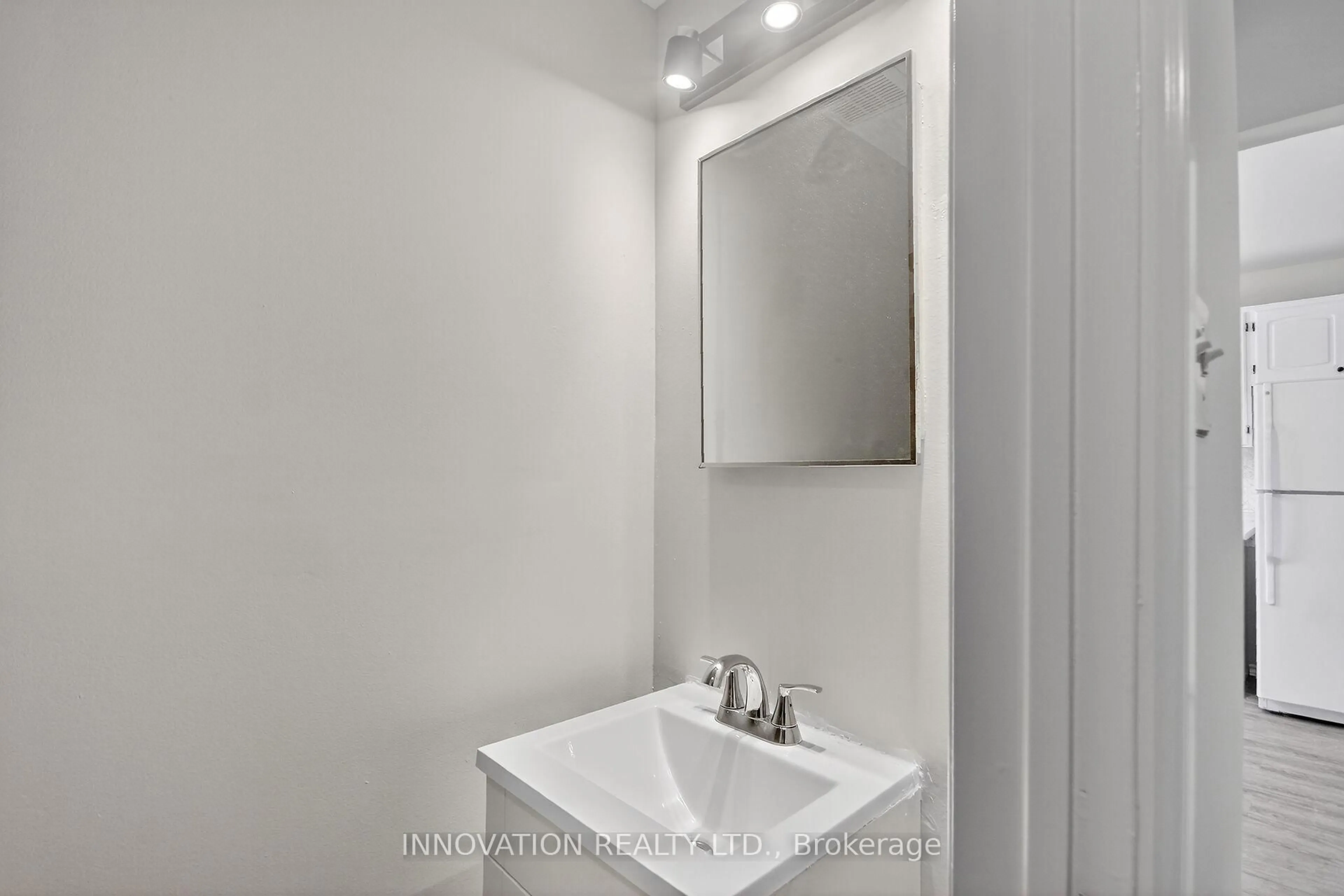 Standard bathroom, ceramic/tile floor for 5-2336 Orient Park Dr, Ottawa Ontario K1B 4N5
