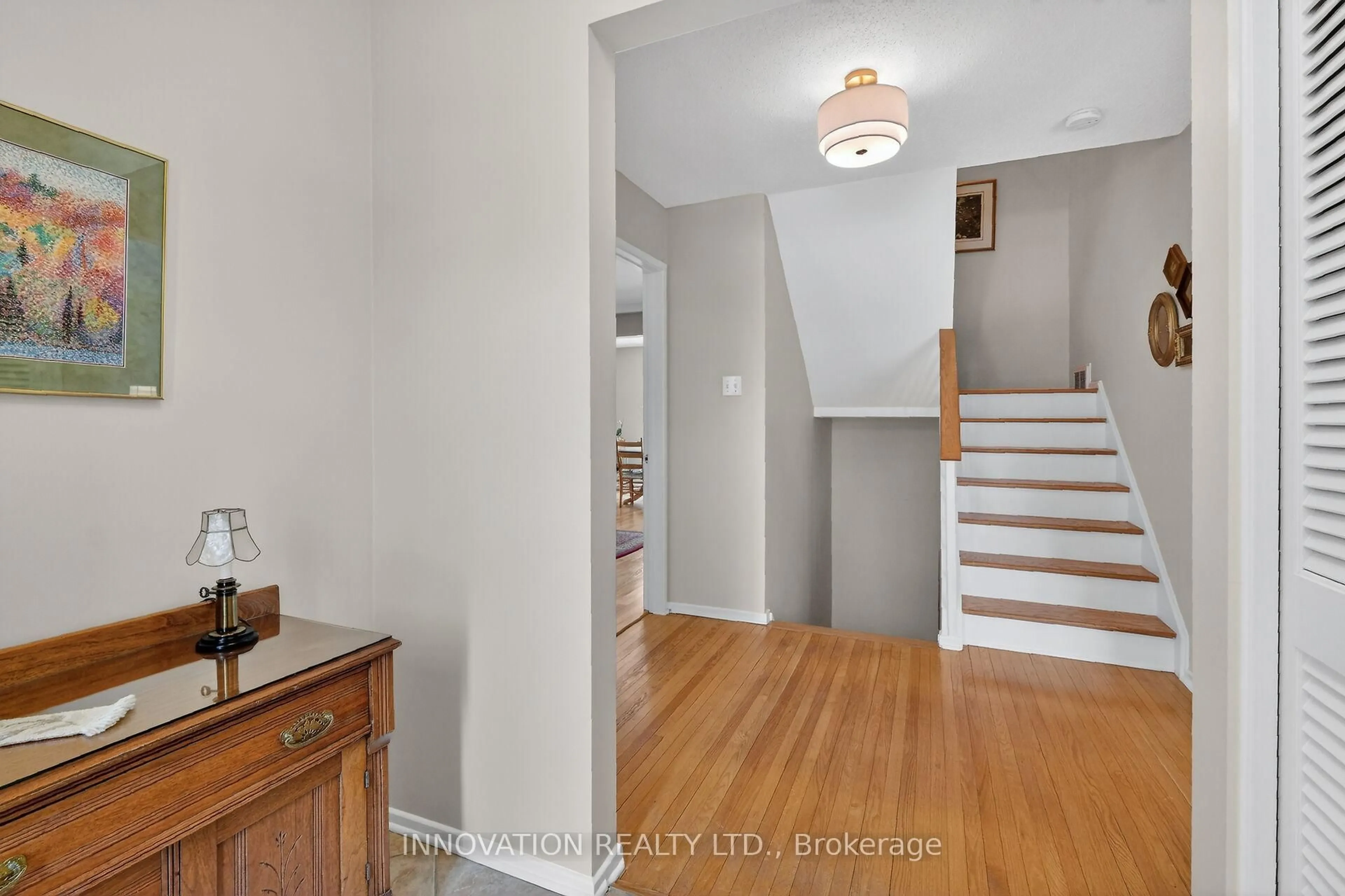 Indoor entryway for 54 Selwyn Pl, Kanata Ontario K2K 1P2