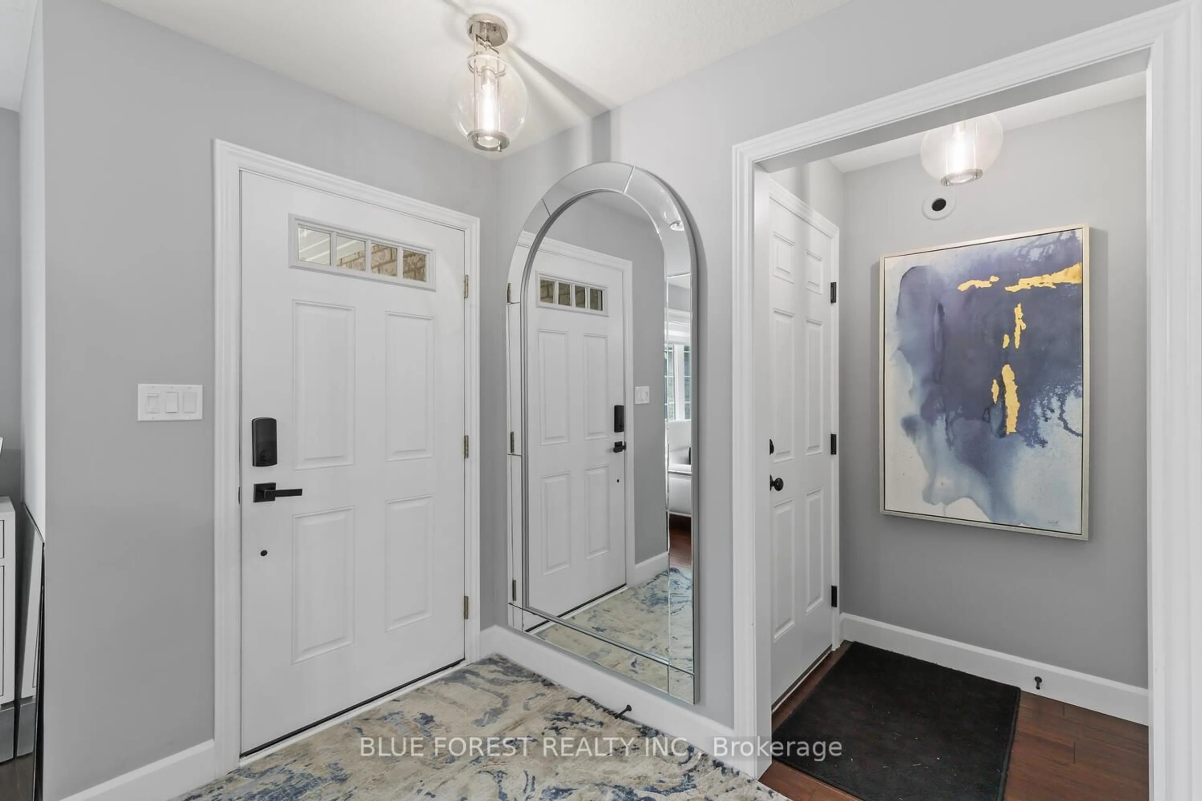 Indoor entryway for 28 Weir Cres, St. Thomas Ontario N5R 0L7