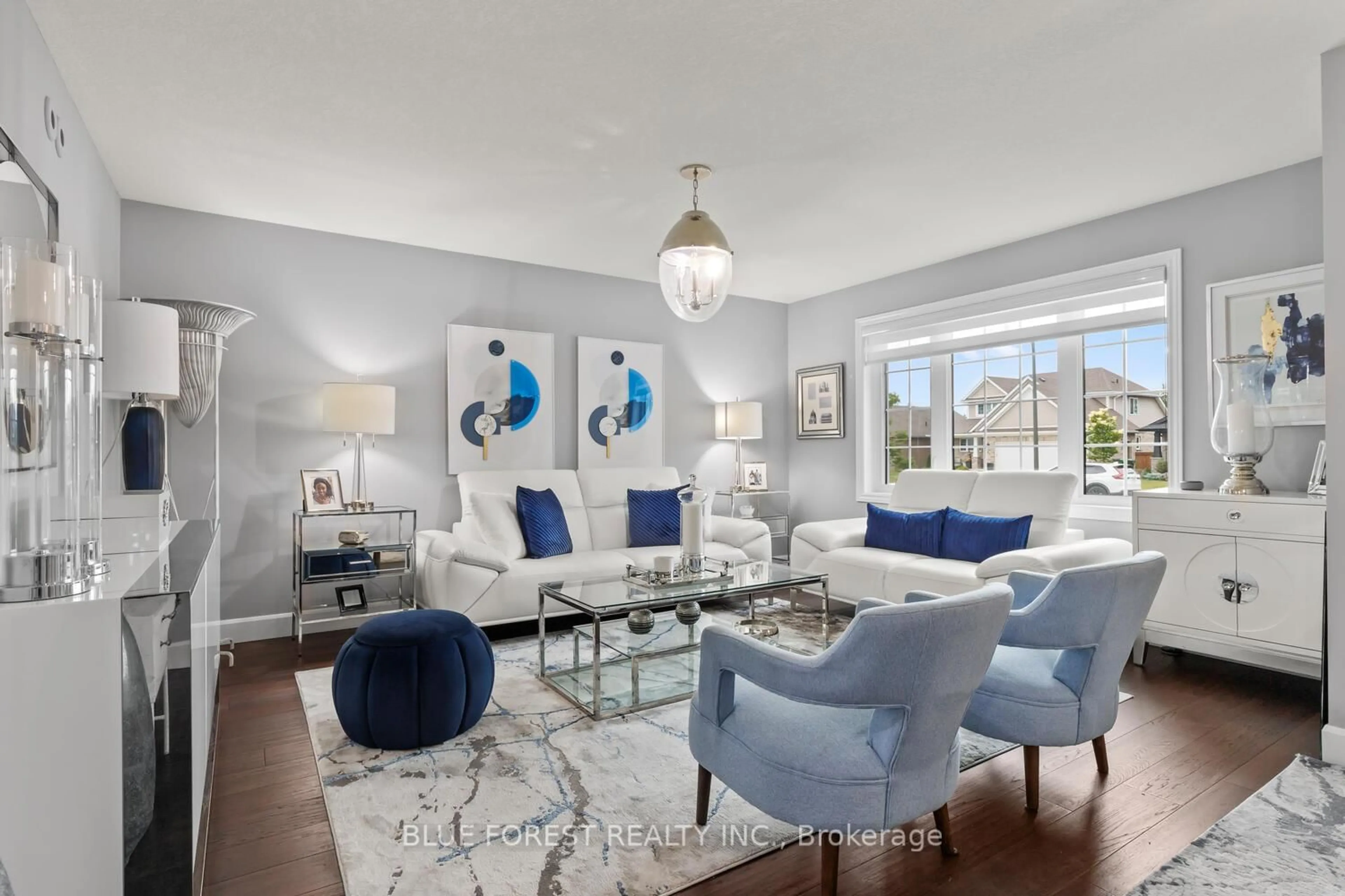 Living room with furniture, unknown for 28 Weir Cres, St. Thomas Ontario N5R 0L7