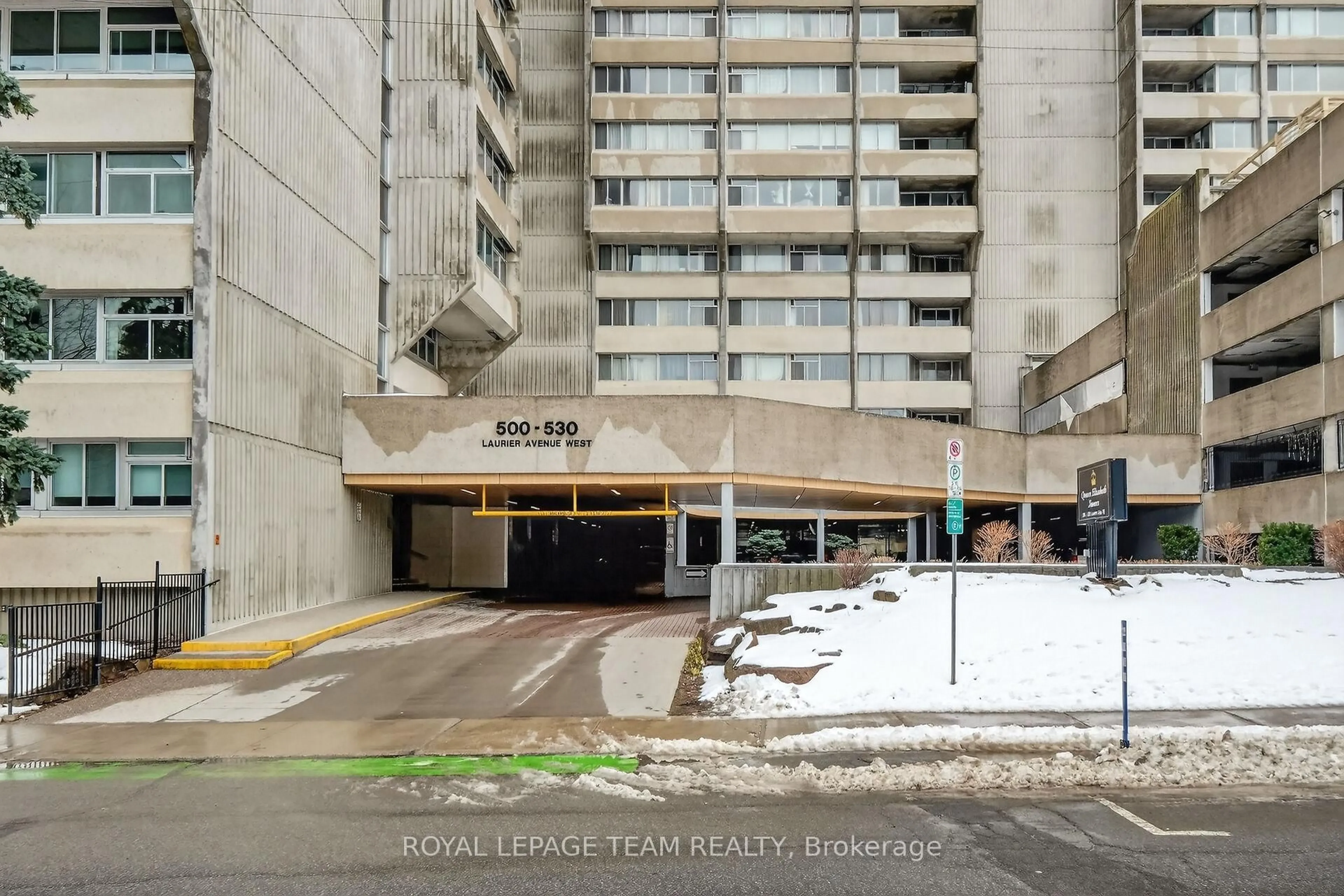 Indoor foyer for 500 Laurier Ave #609, Ottawa Ontario K1R 5E1